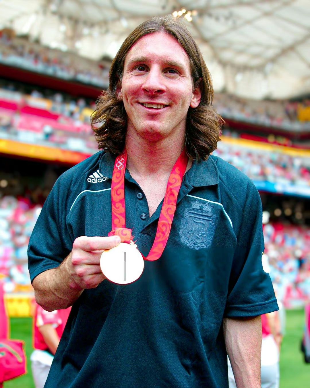 2008年北京奥运会上的梅西,长发飘飘,潇洒至极,让人为之心醉着迷