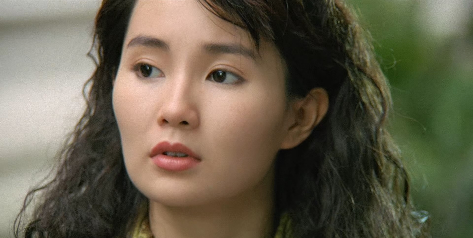 1990年《红场飞龙》张曼玉经典剧照,那时候,她略显青涩稚嫩,但比较