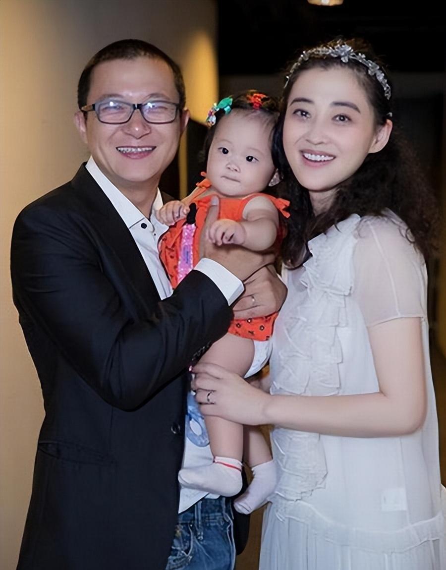 儿子像爸,尤其笑起来的时候非常像;女儿随妈,简直就是迷尔版梅婷,这