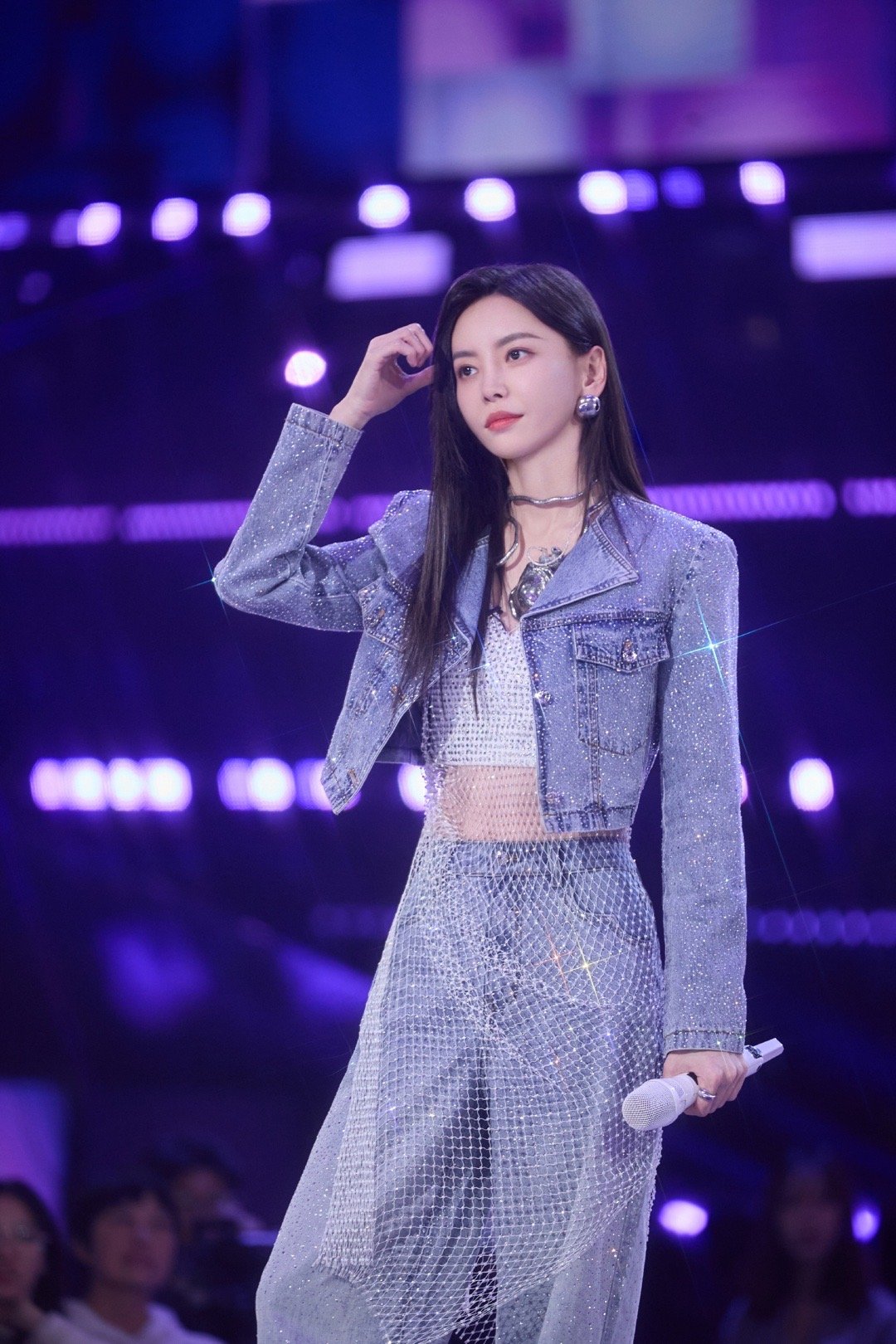 于文文这身渔网裙蛮潮的,很符合她的气质.[大笑][大笑][大笑]