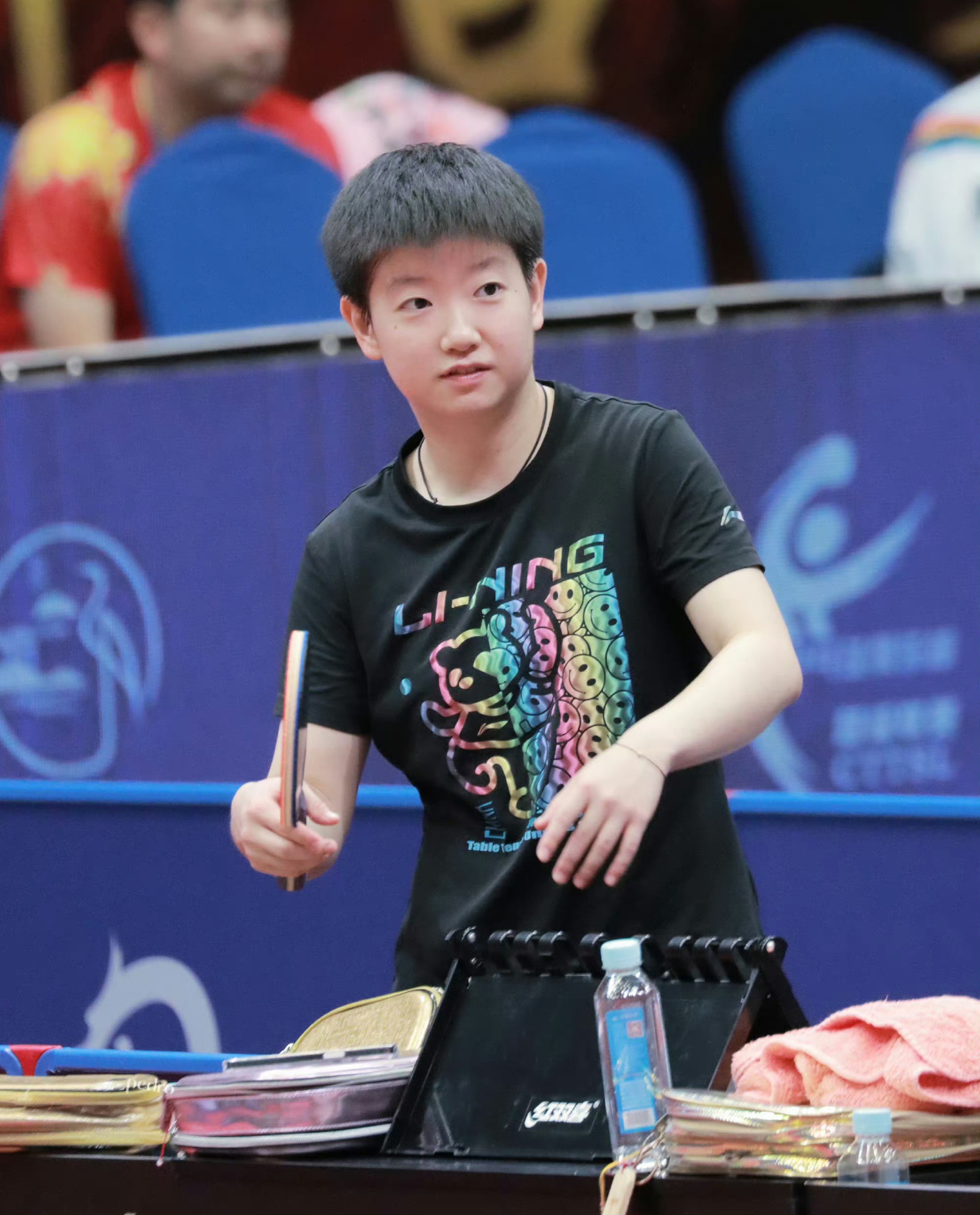 手持球拍的孙颖莎,各种表情包呼之欲出,太可爱了吧?