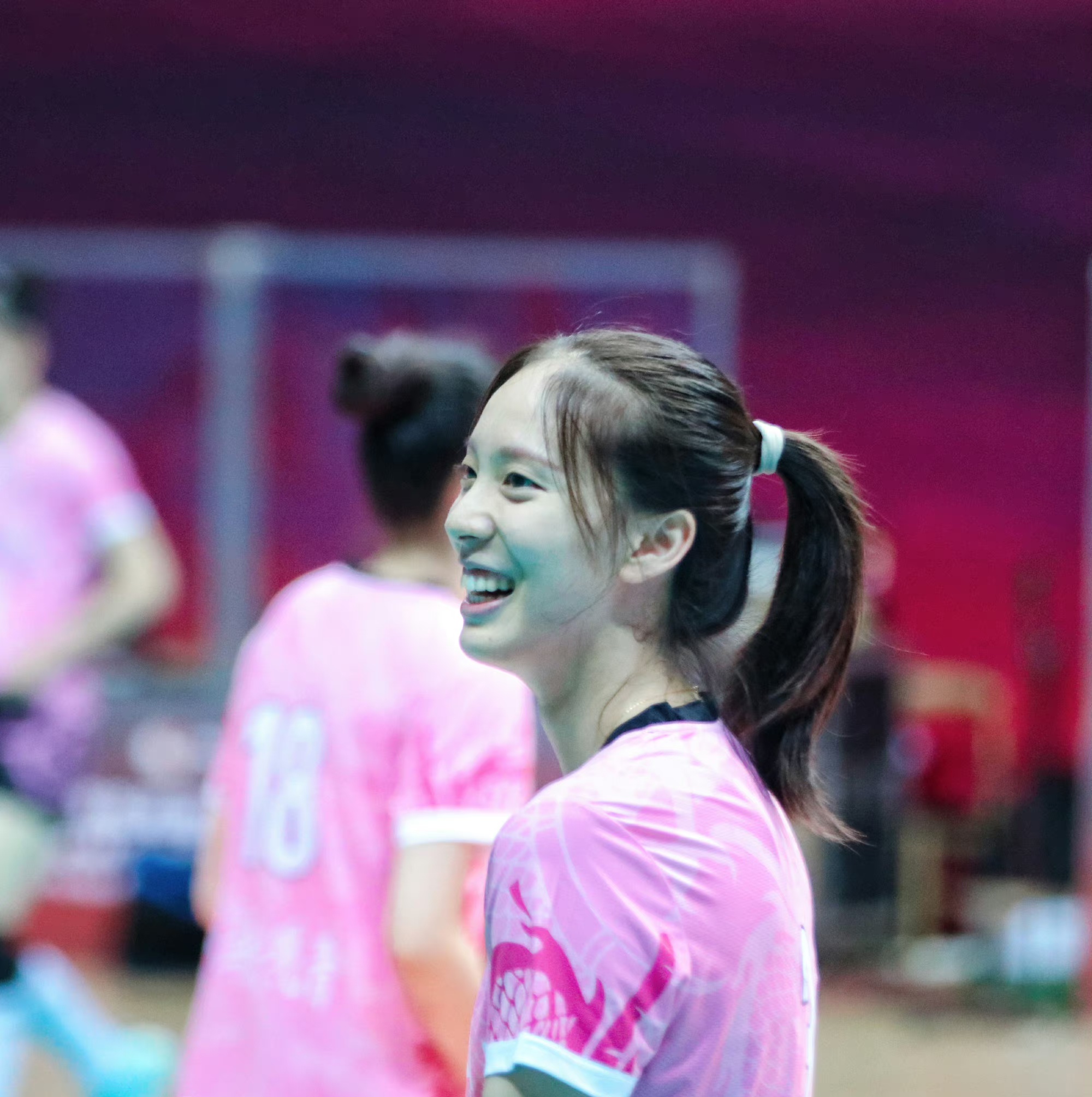 女排姑娘郑益昕,这身粉红短袖,非常惊艳喔!笑起来十分甜美,惹人喜爱