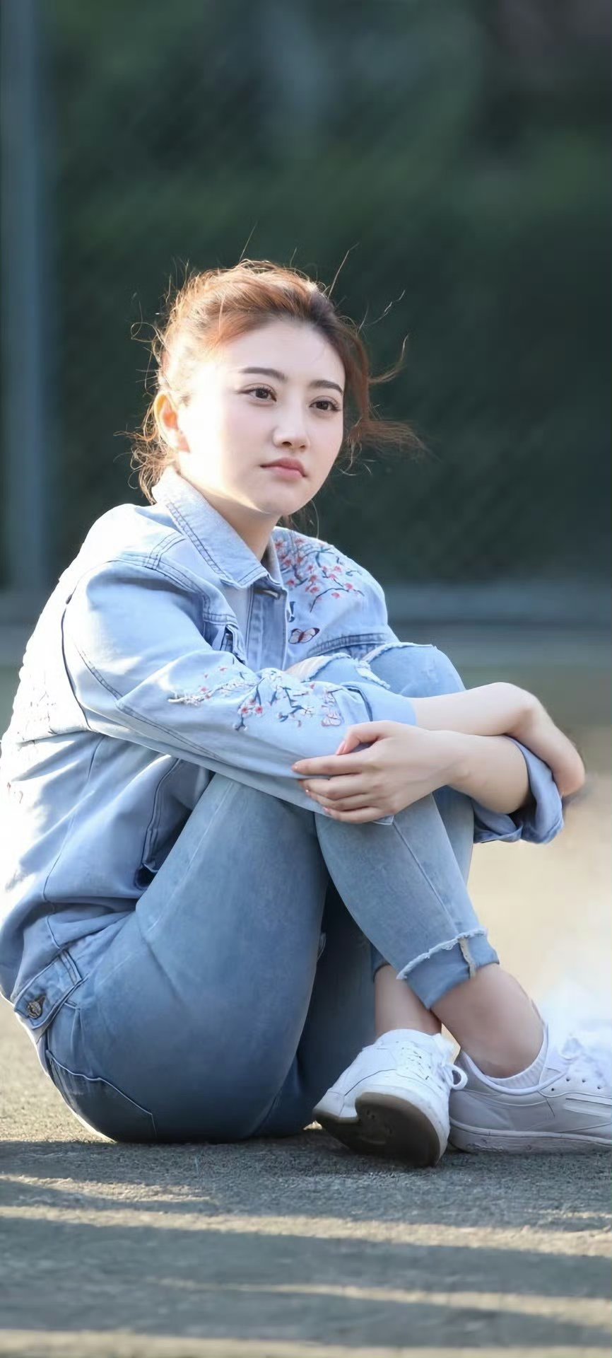 景甜这也太肥美了吧?这脸干涩生硬,肿状明显,下颚肥得更明显了!