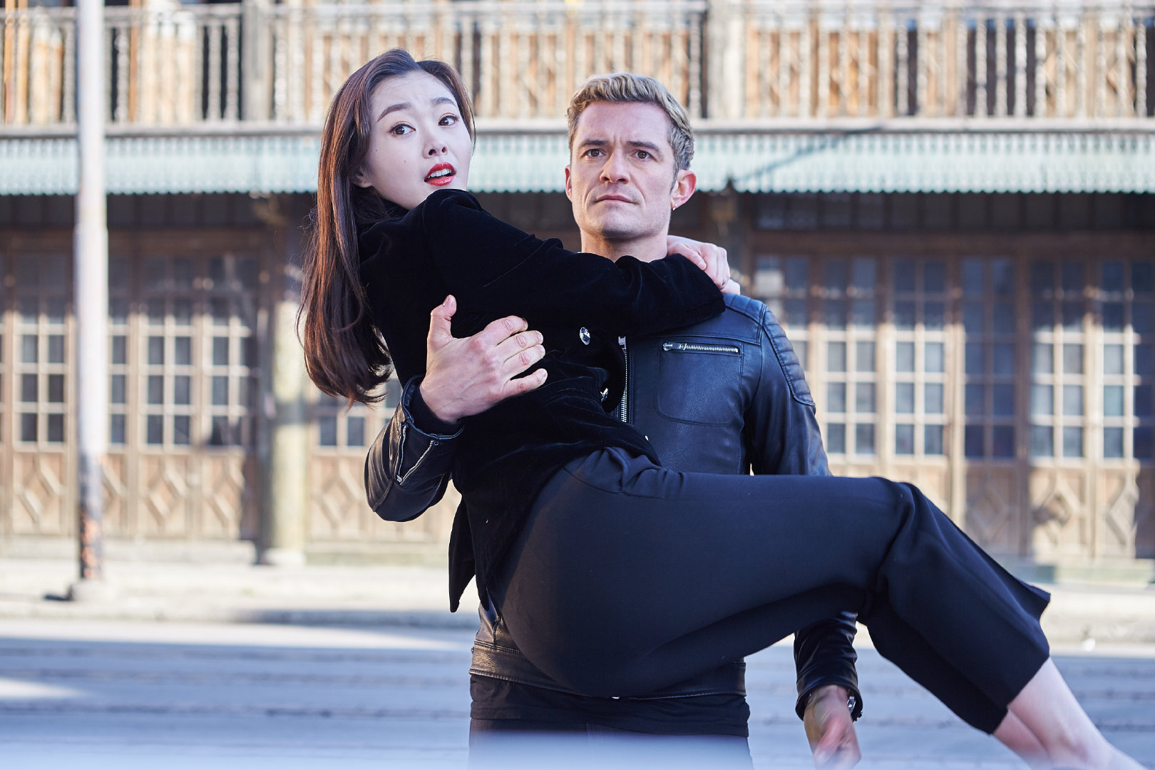 宋轶 真搞不懂铁子妹妹怎么能让老外公主抱呢?而且还穿着这么紧的裤子