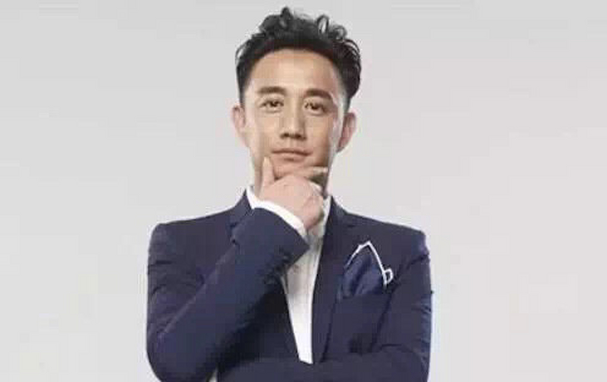 好男人的面相标准;  一,虎背熊腰  有这种体相的男人,往往一生都会有