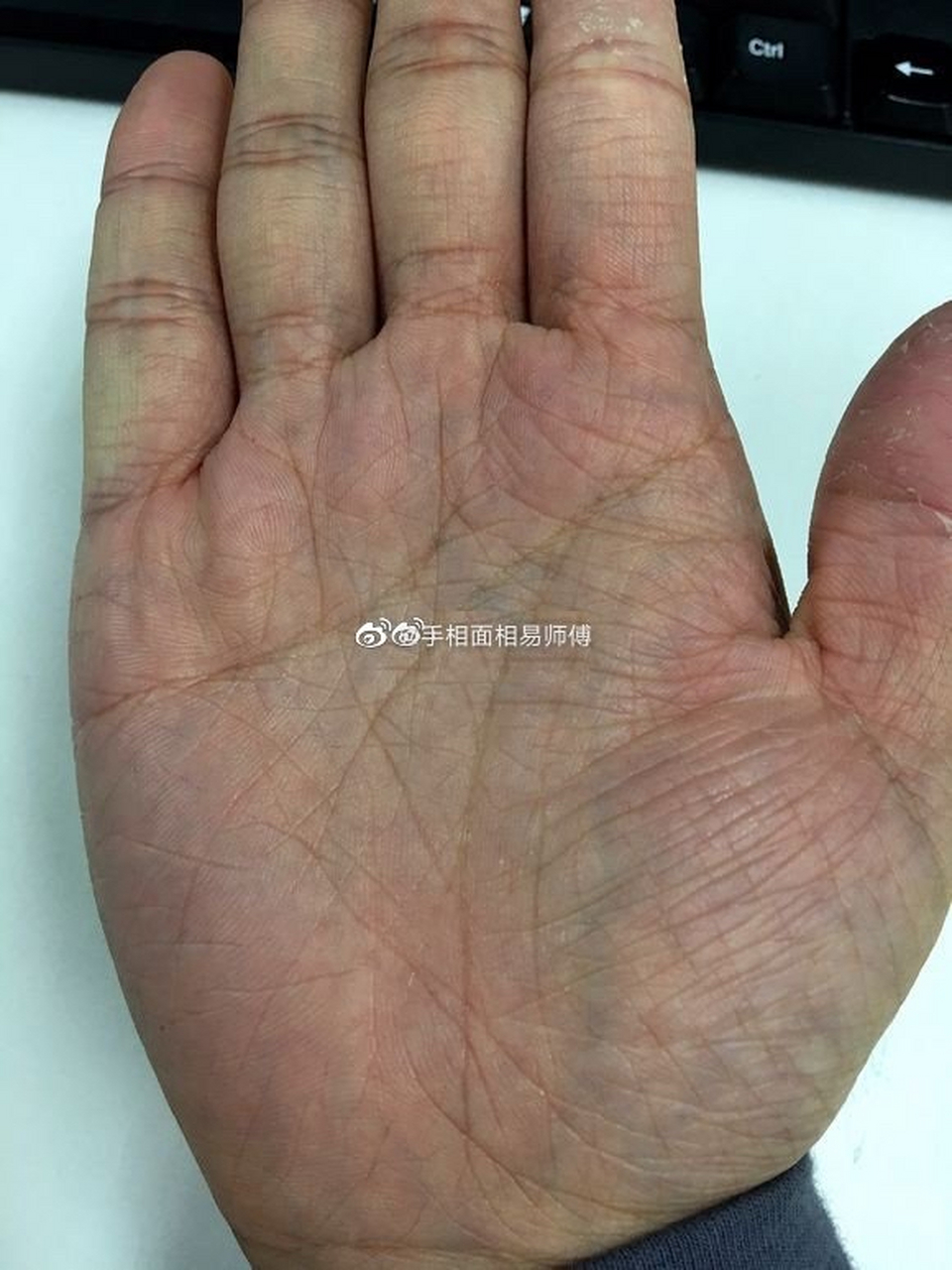 这双手手纹像蜘蛛网一样,手掌纹乱的人大多容易心事不宁,易添烦恼.
