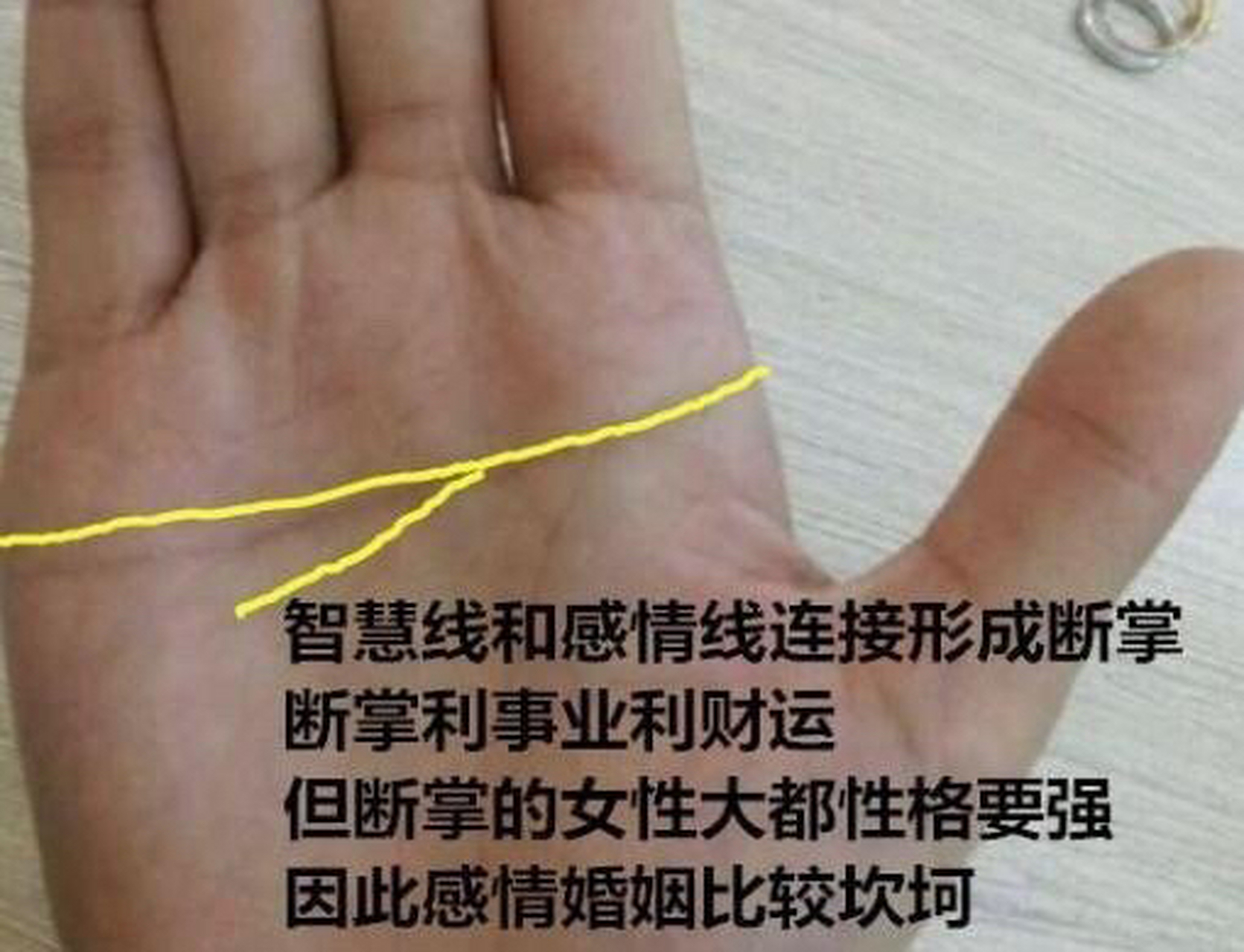 手相算命 如果一个女人的手掌色泽红润,软乎乎富有肉感,说明此人