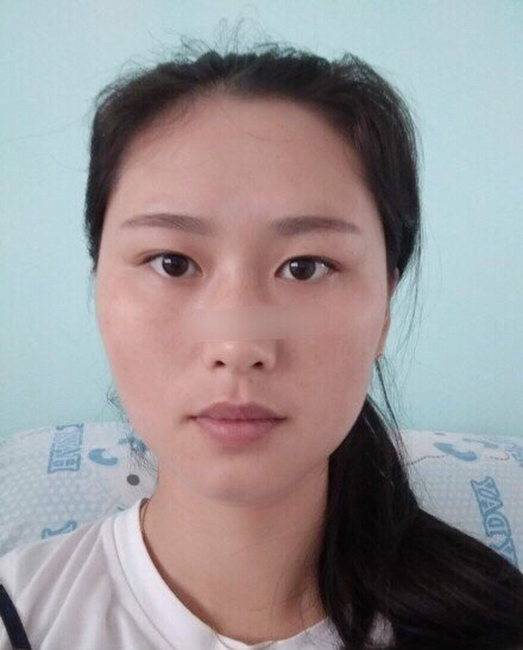 面相看颧骨较高,奸门凹陷,为人个性强,占有欲和控制欲比较强,在婚姻