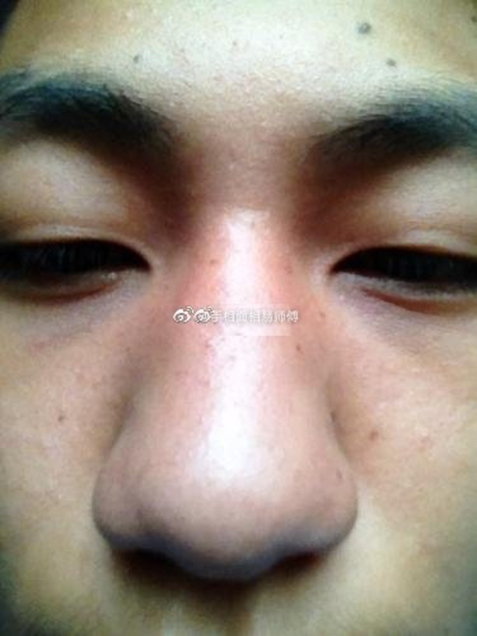 从面相教你如何识别渣男[doge]  1,眉毛散乱   男人眉毛散乱,出现交错