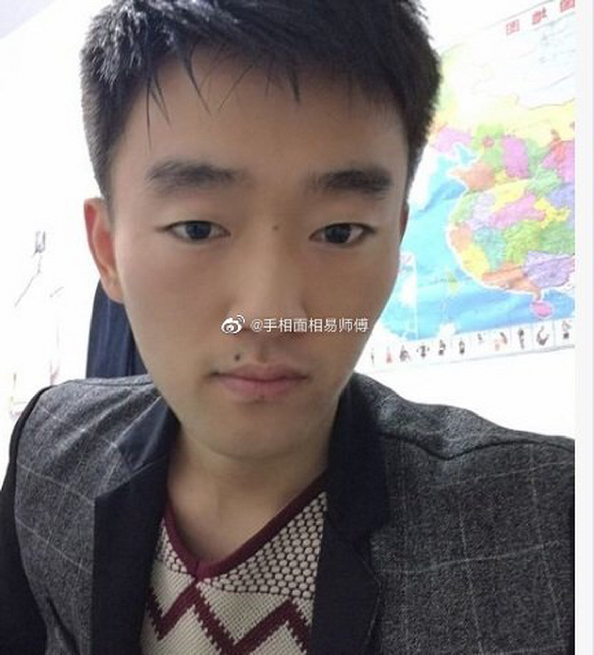 你嘴唇上的痣是一种福相,代表着你这一生将不愁吃穿,除了经常有人请