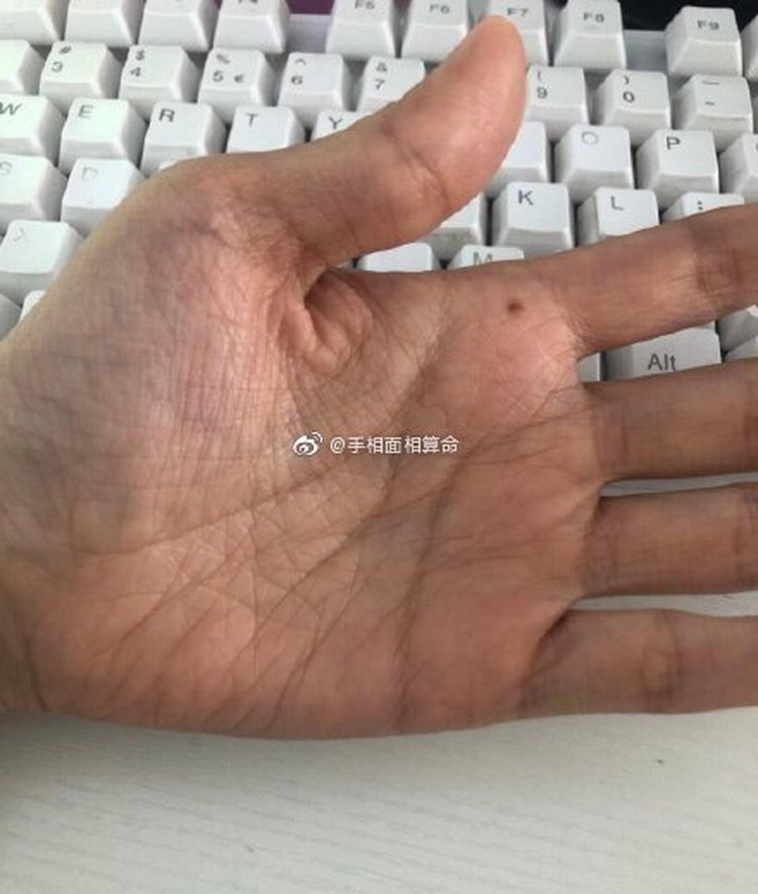 传统文化#手相看木星丘生痣,虽然手心有痣是好的,但是也要分善痣和恶