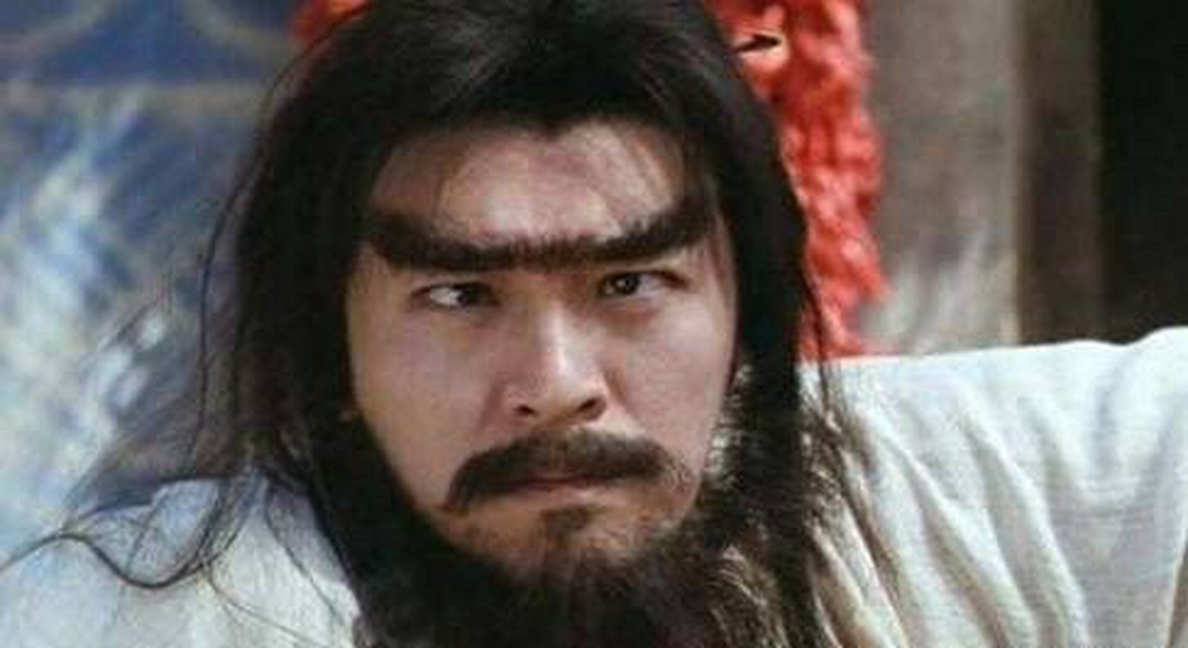 一,连心眉且眉尾上扬 其人胆大妄