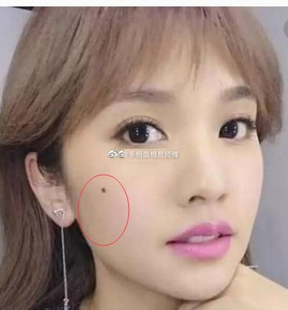 右颧骨有痣的女生会去夺人所爱,而左边的话就是容易会被人横刀夺爱的.