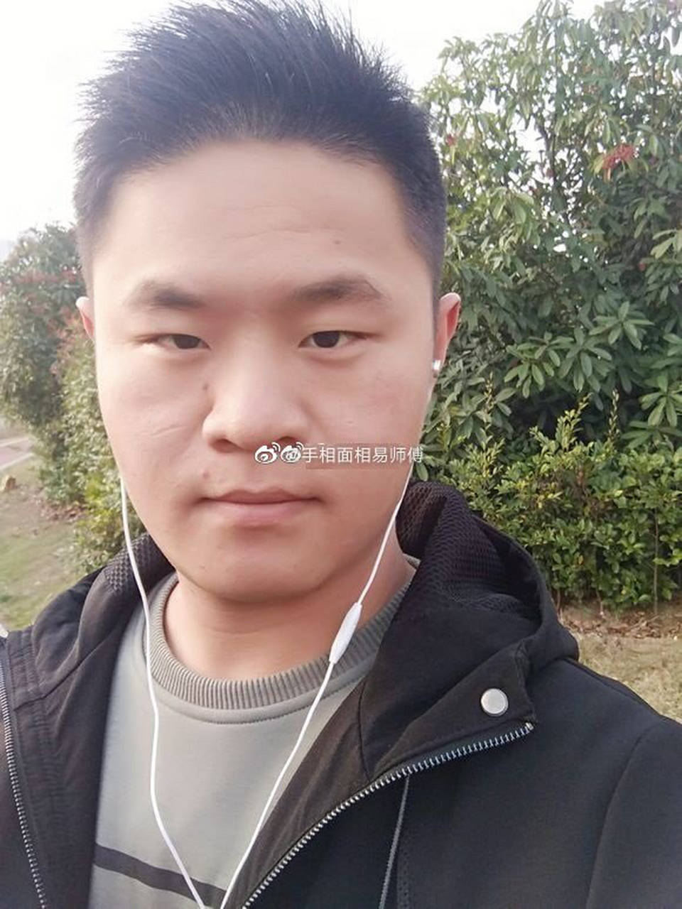 额头处有两道横纹,说明你这个人对家庭是没有责任心的,性格有些倔强