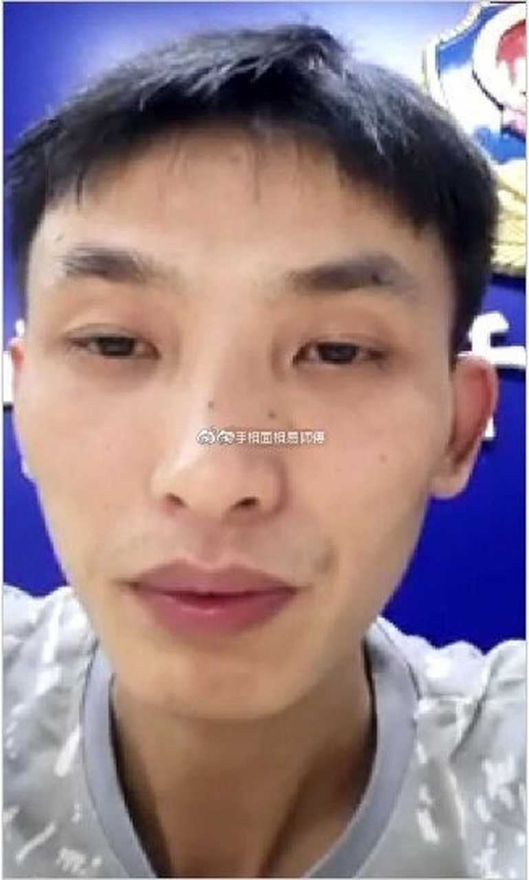 此人面相不佳,眉凸眼凹,眼睛发黑,鼻强耳弱,眼神无力,典型的肾气消耗