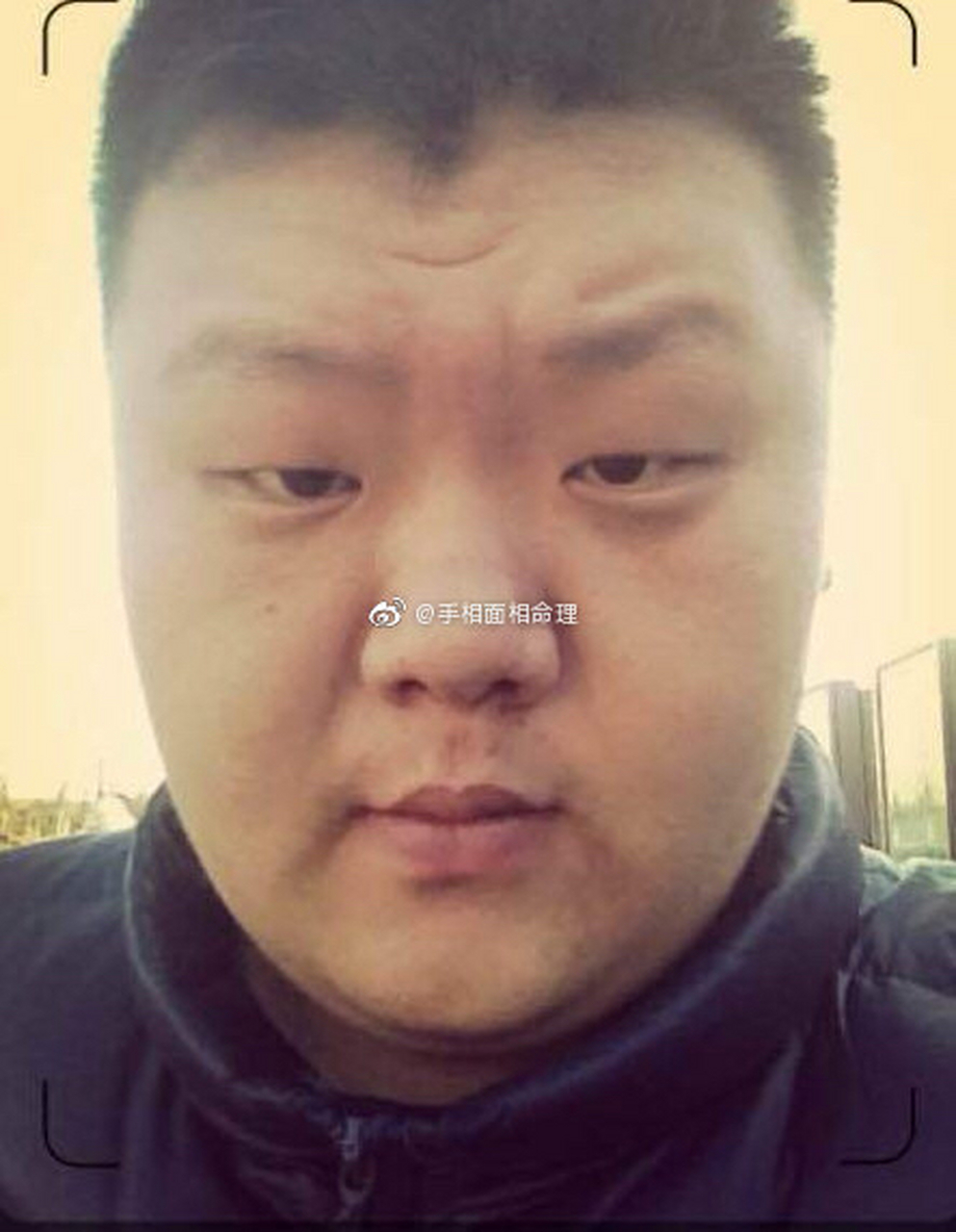 面相预测#从面相中看,额头是呈现的是m发际线,你是个性强,年轻运铑.