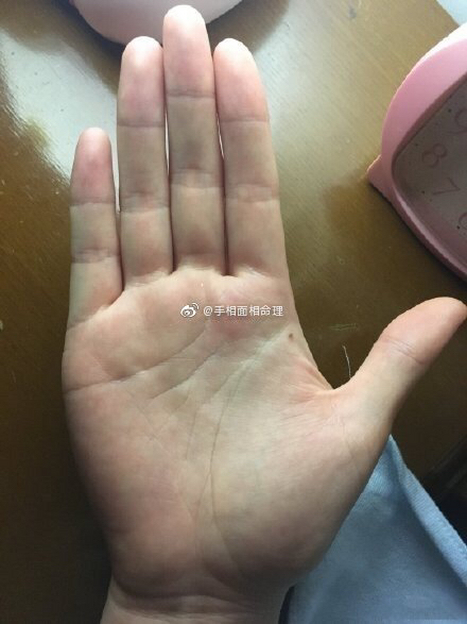 手相预测#从手掌纹中看,第二水星丘有痣,手掌白嫩,大拇指呈蜂腰型