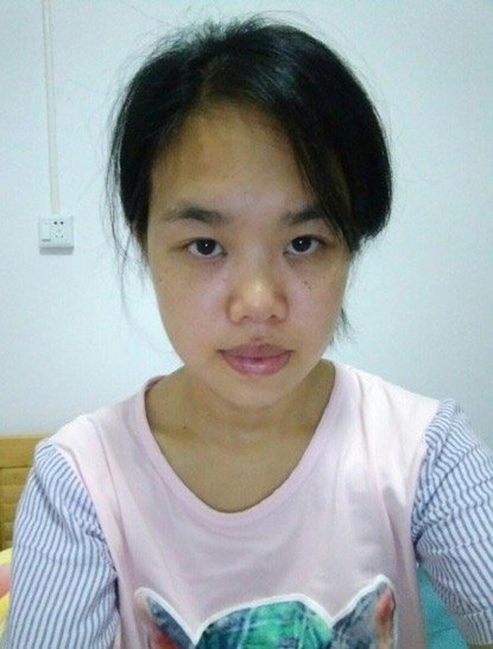 面相案例:  从面相中看,眉毛杂乱,眉骨突出做事情没有什么条理性,主次