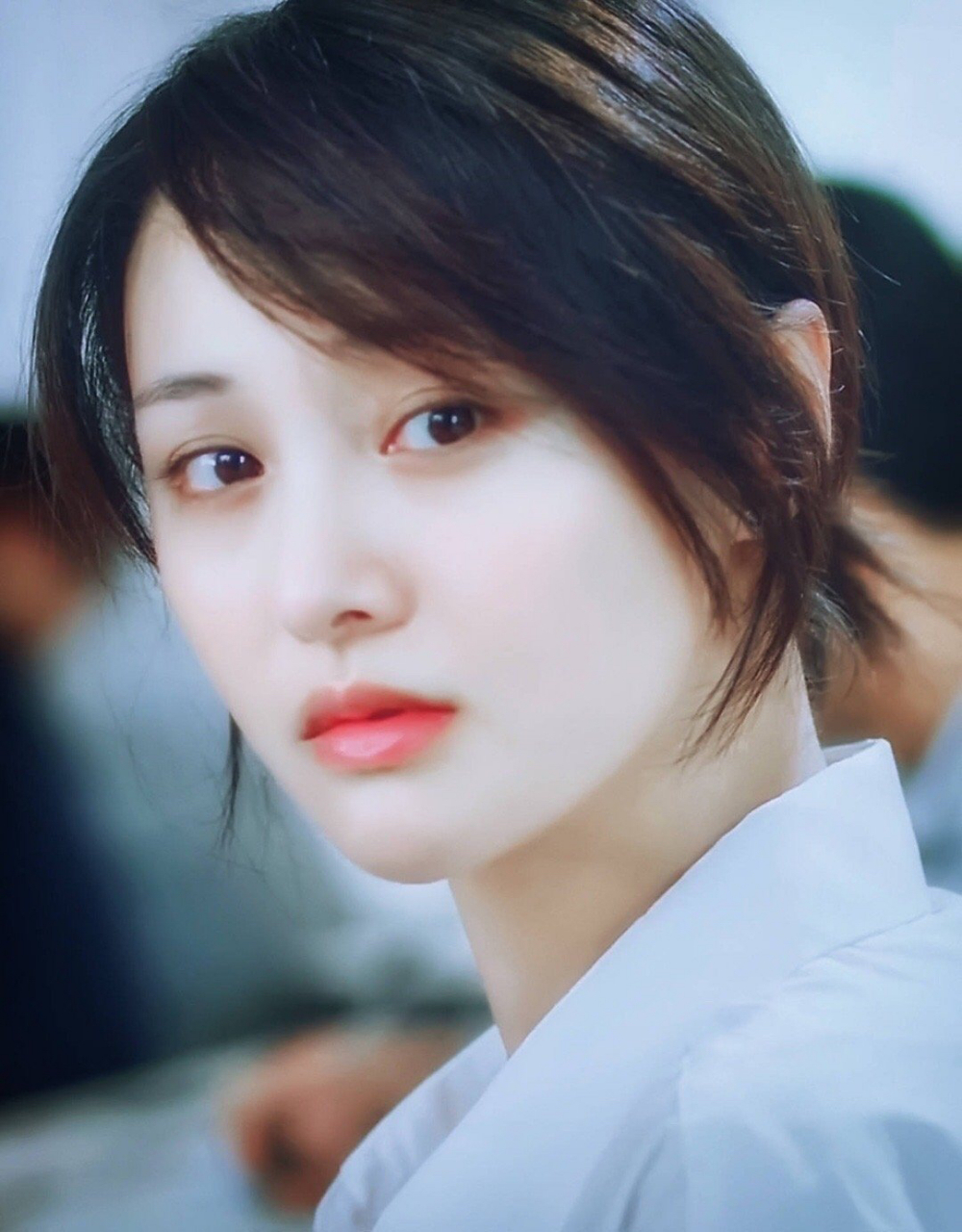 郑爽的面相分析;  典型的鹅蛋脸,鹅蛋脸比较有福气,说明她的正财运和