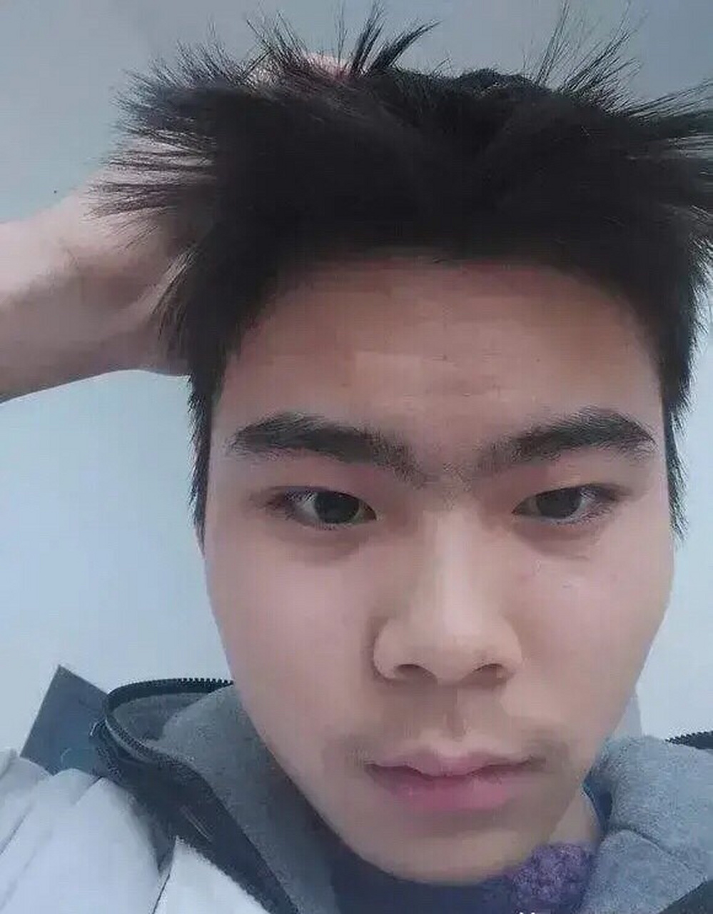 从面相上看,属于典型的剑眉连心,有连心眉的人,脾气急躁,性格掘强