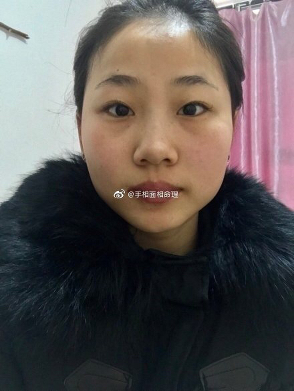 面相预测#从面相中看女士的额头较窄,属于快速思维的人,考虑问题迅速