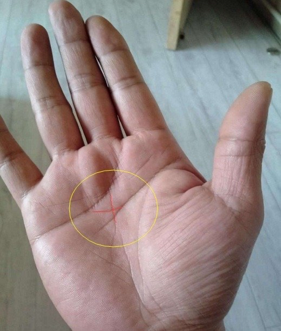 手相中的十字纹是由两条小的长度相近的短线相互交叉而成.