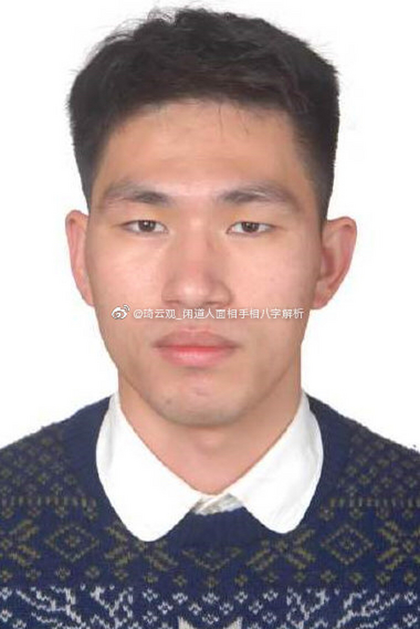 从面相来看,发迹低垂额头窄做表明事急躁,心思比较狭隘,控制能力很差