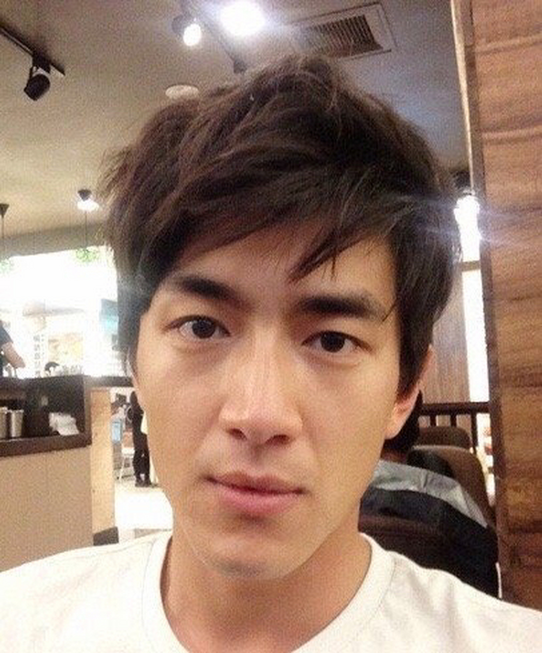 林更新面相;  1,眉重压眼又有眉峰,考虑问题周详又容易冲动,有些双重