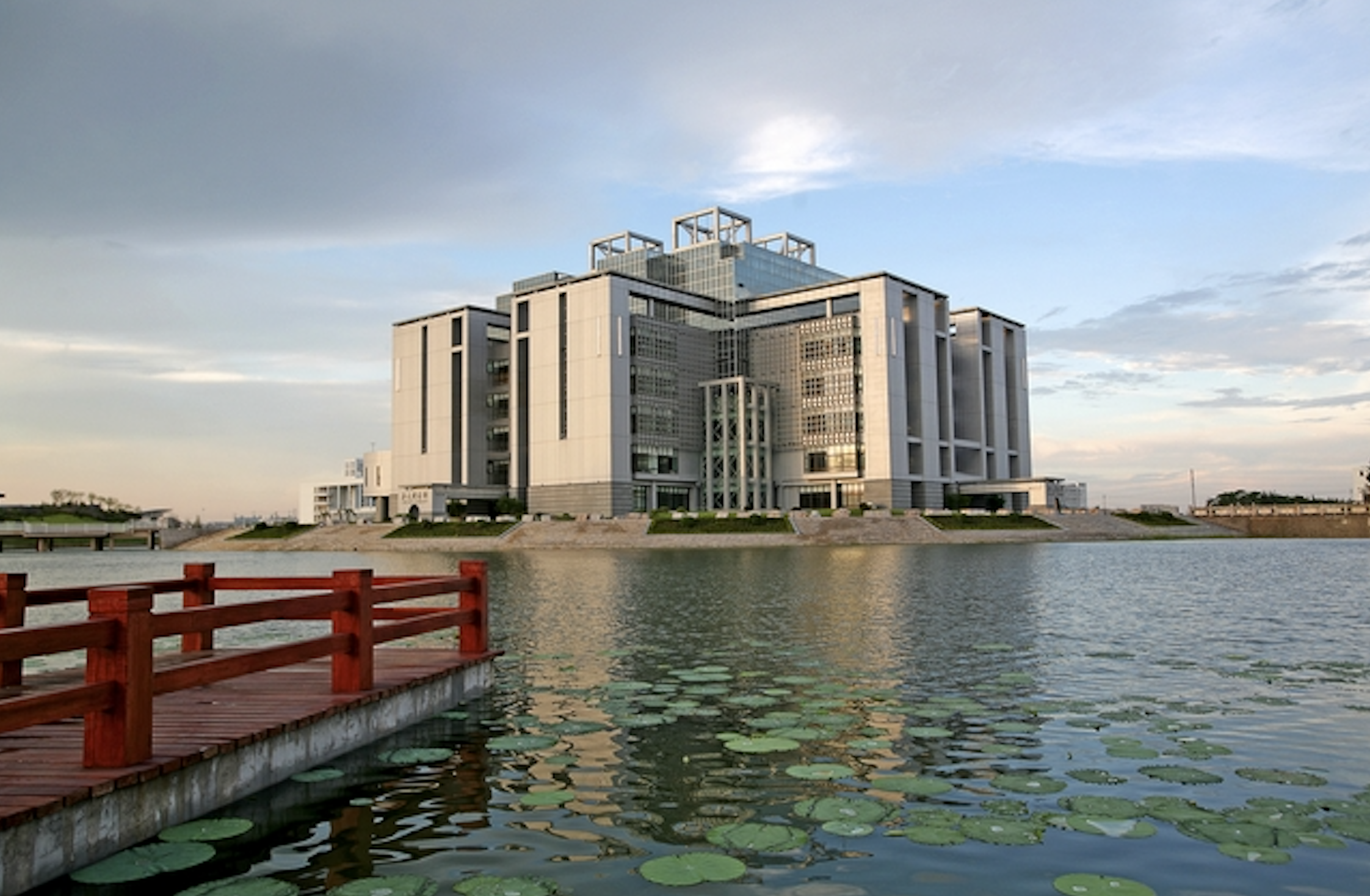 对于坐拥多重产业优势的芜湖而言,高等教育更是其锚