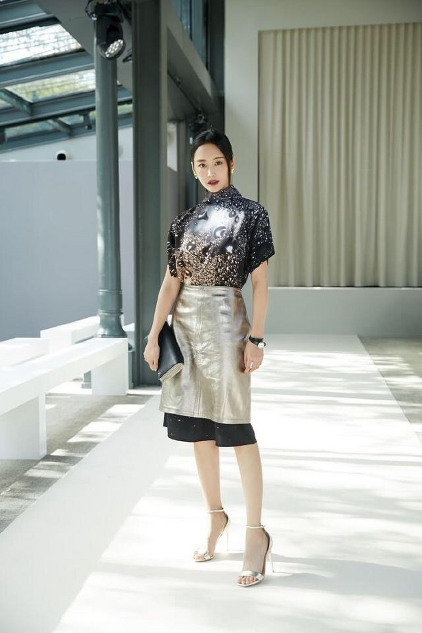 演员李纯因配合某品牌的宣传活动在社交媒体上晒出自己的新鲜黑桃纹身