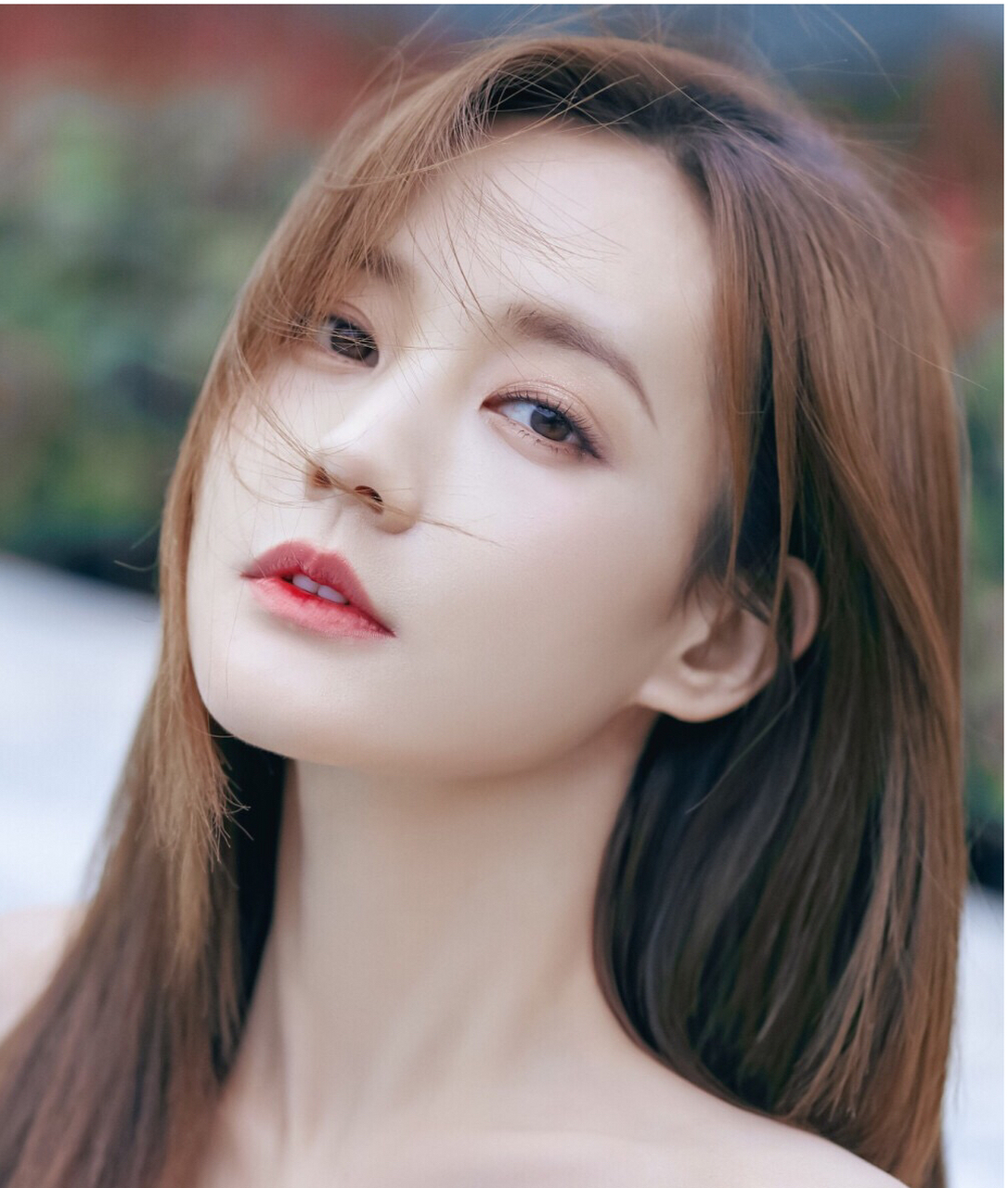 李一桐是一位非常漂亮的中国女演员,她的外貌和演技都备受好评,但