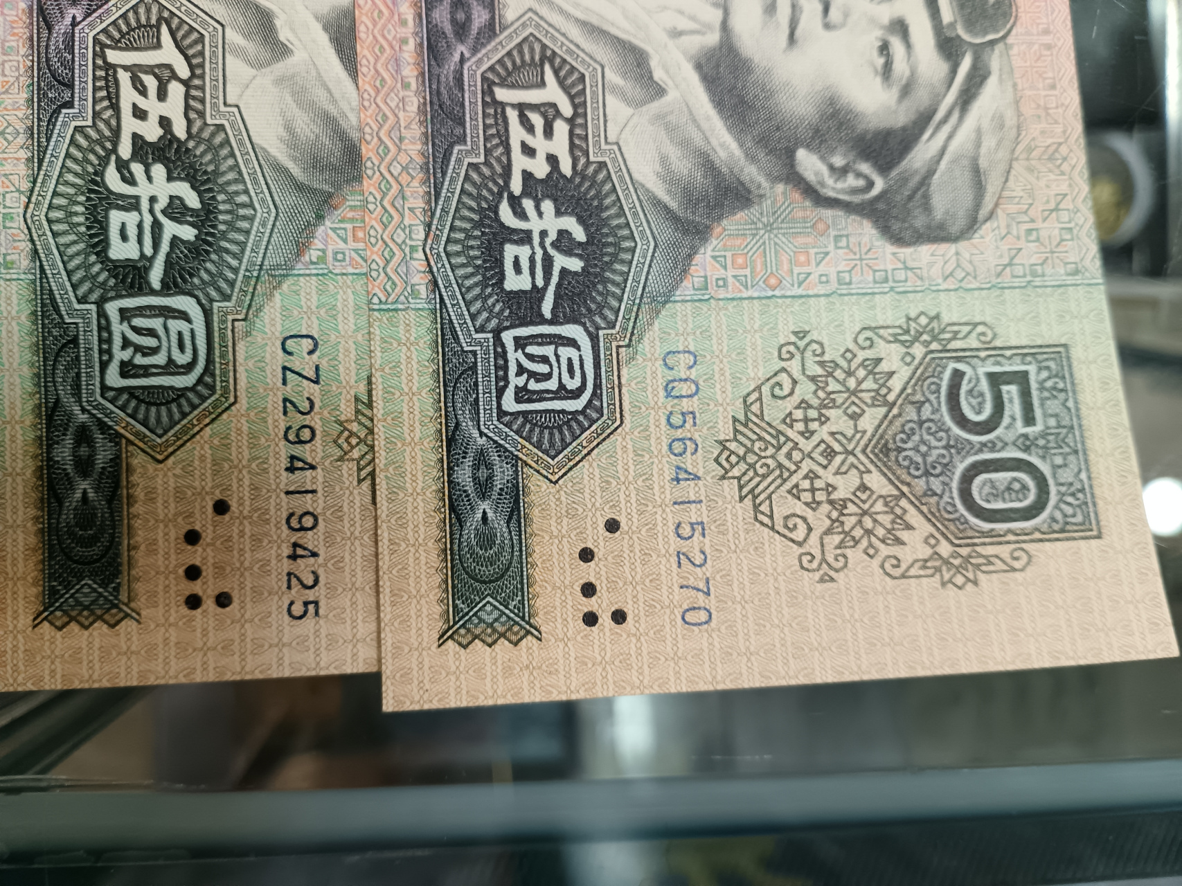 8050天蓝冠 8050初版,冠号使用了不带磁性的普通邮墨,颜色偏淡偏蓝