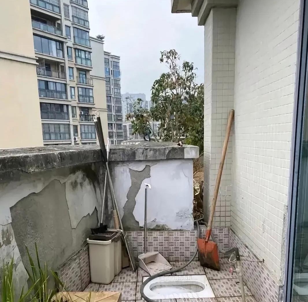 的卫生间居然设计在阳台上,这可是少见吧,这不是跟在露天上厕所一样吗