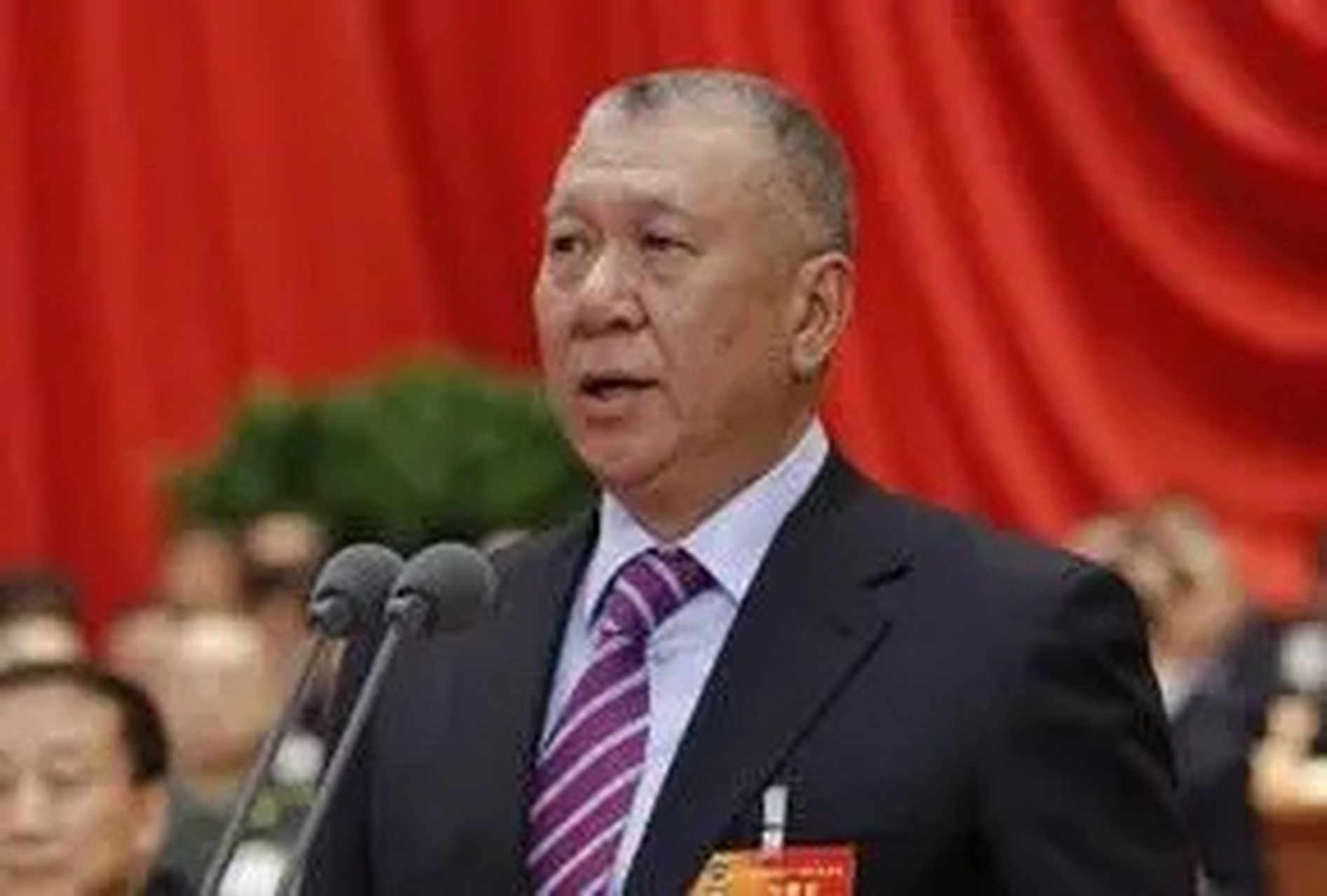 1983年, "澳门王"何贤病重,他28岁的儿子何厚铧奉父之命回到澳门接管