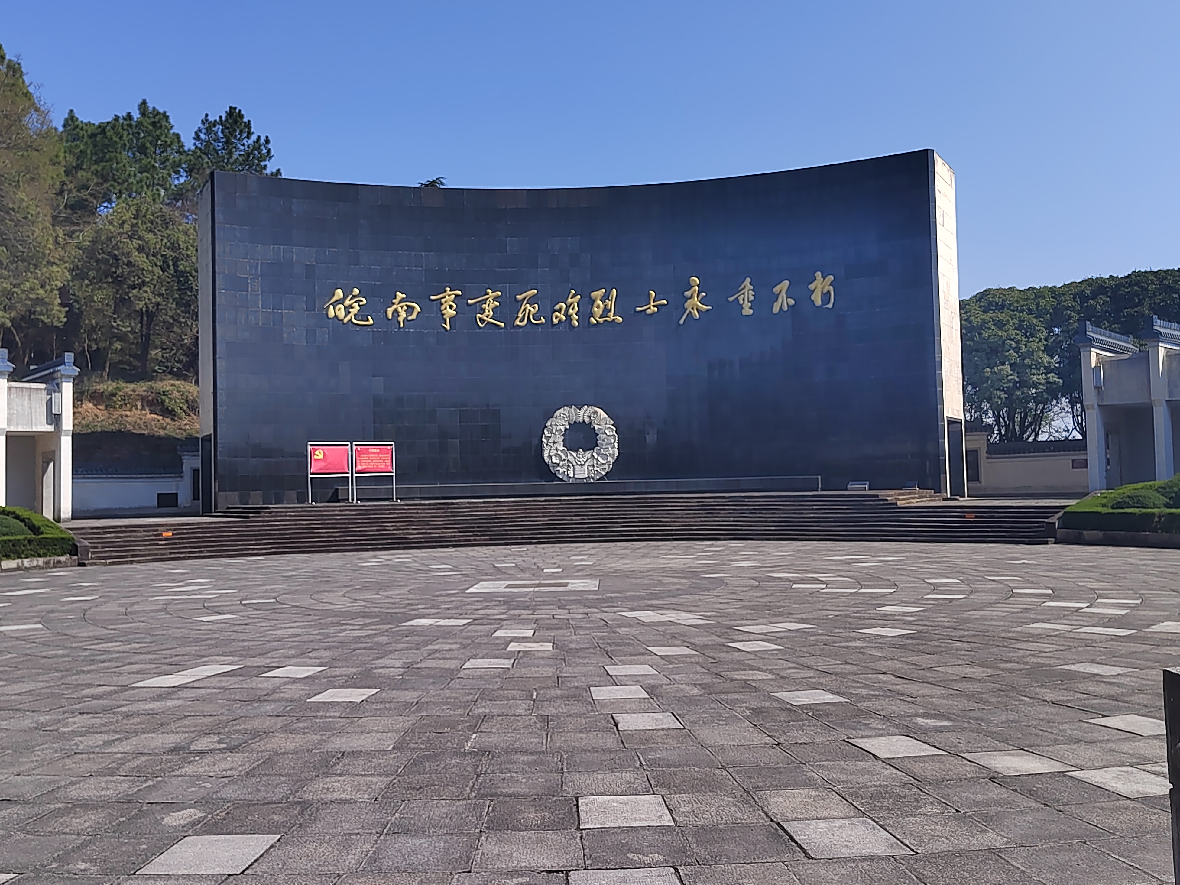 漫步于熙熙攘攘的市场,满载而归地拎着新鲜蔬菜和鲜嫩的肉品