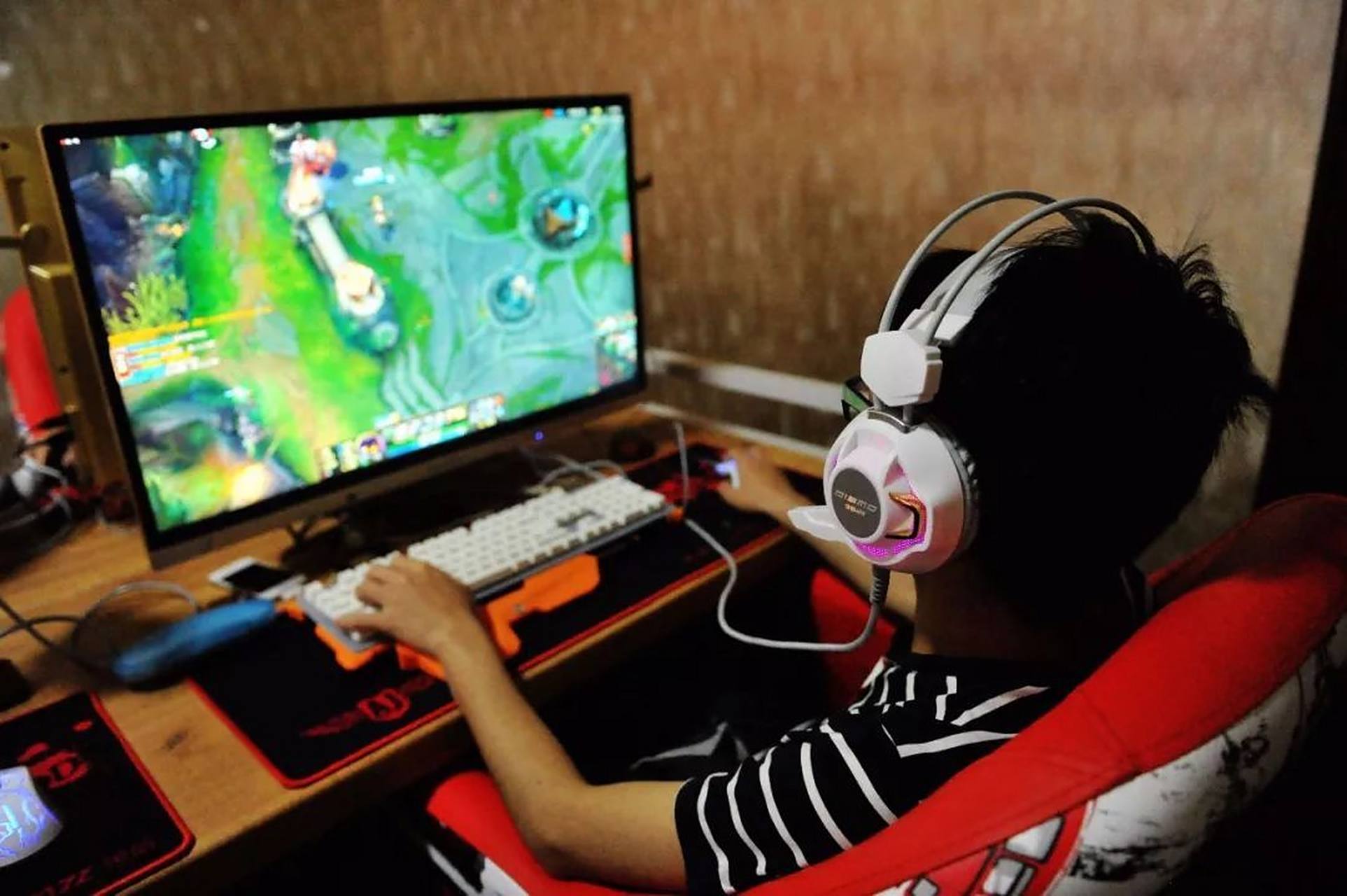 整天泡网吧打游戏的人,他们的经济来源是什么?