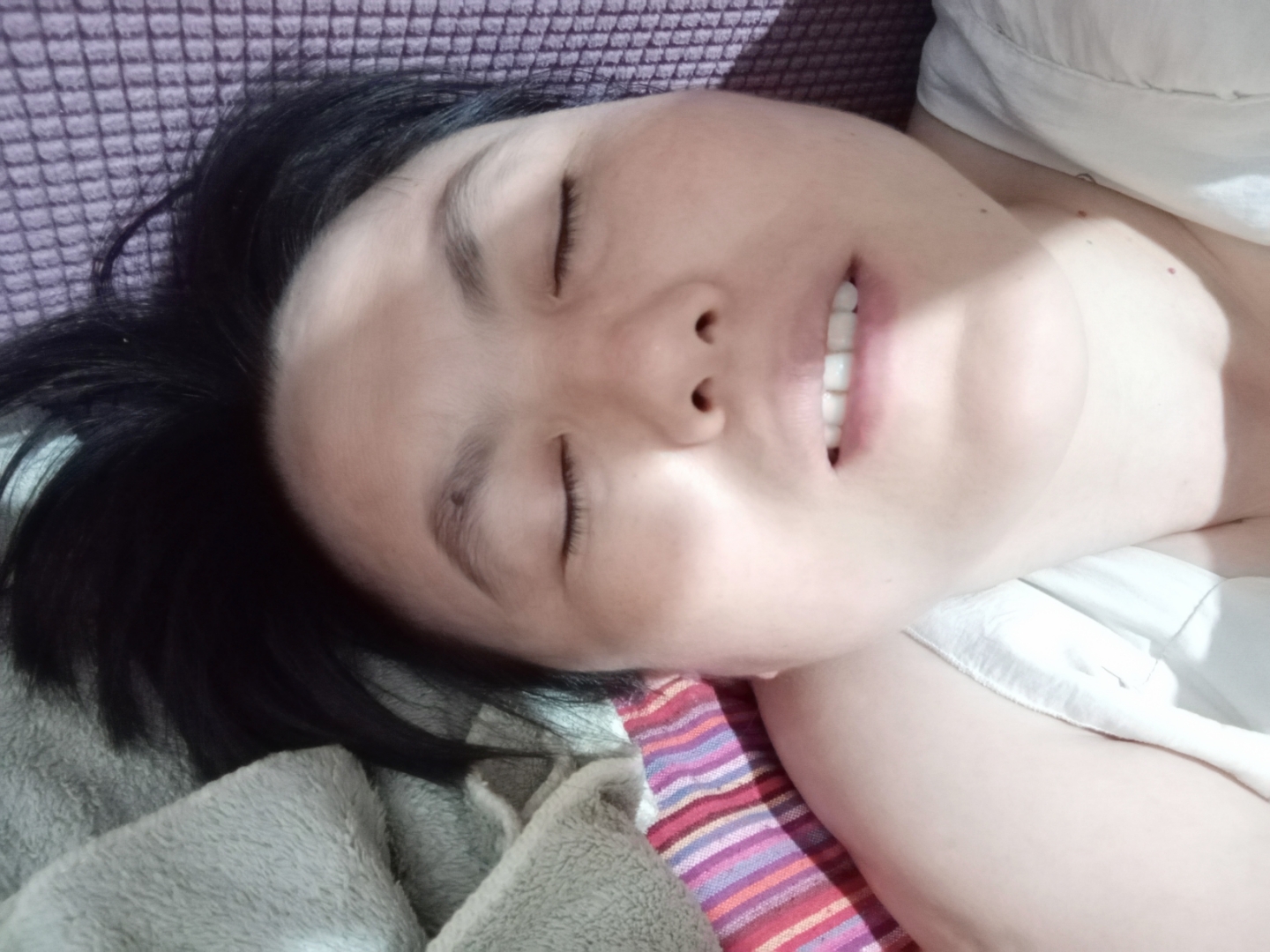我所发的这些照片,自拍照啊,基本上/清一色的都是躺在床上,沙发上所照
