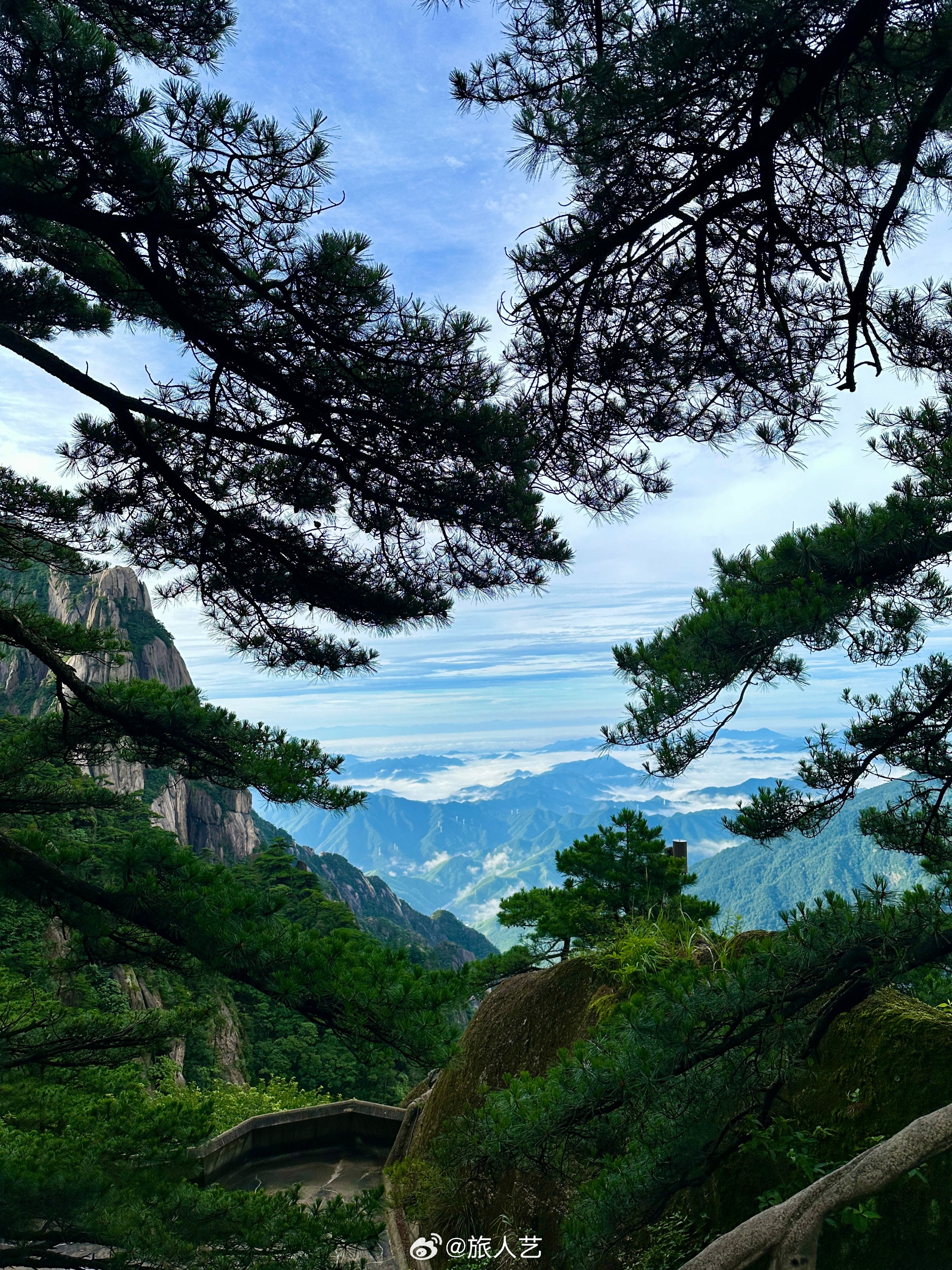 登黄山天下无山 黄山奇松玉屏观 山前有松迎客站 天上白云聚一堂 下面