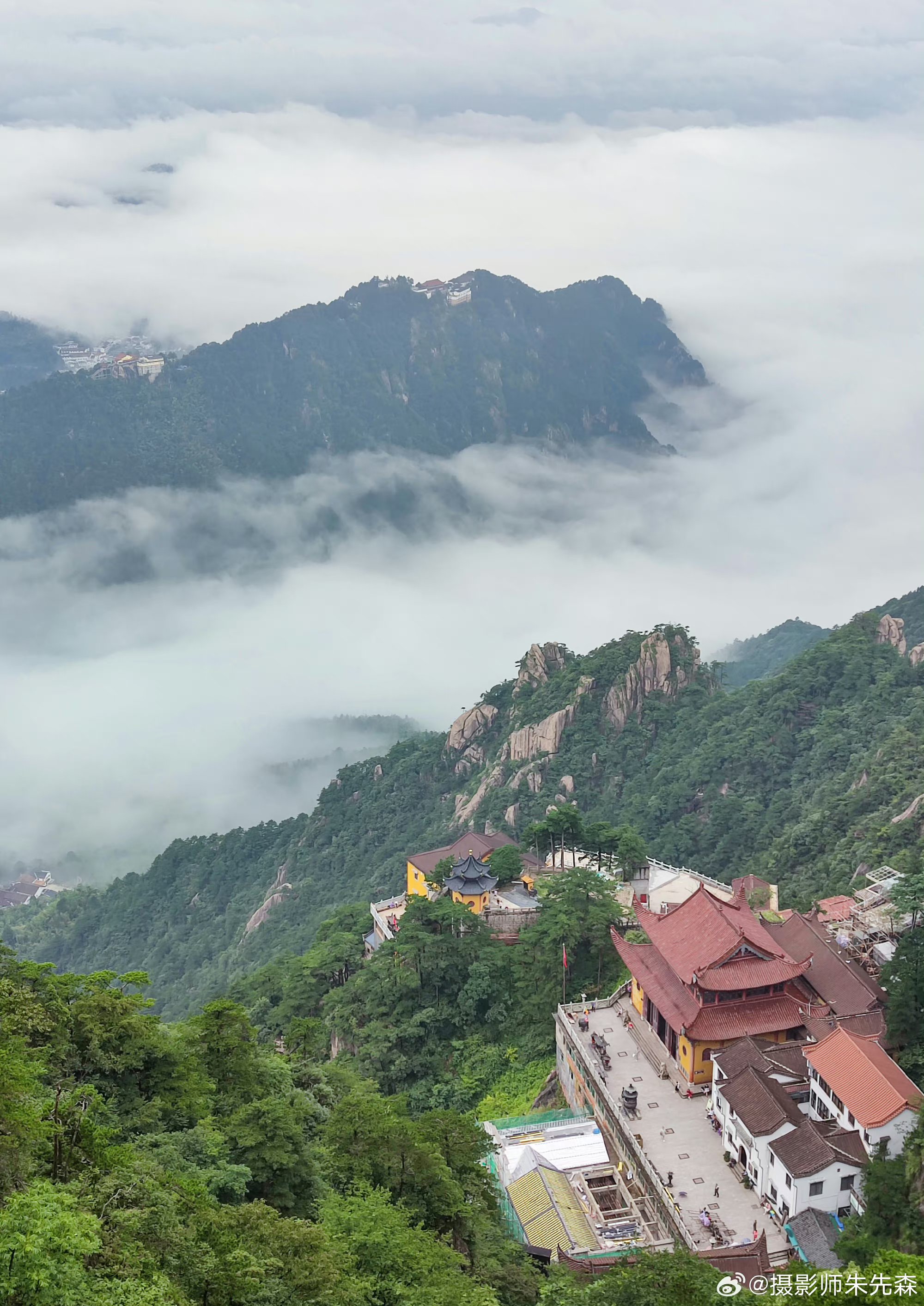佛教圣地九华山 教学休假来此玩 圣地多佛美名杨 地处安徽很灿烂 九华