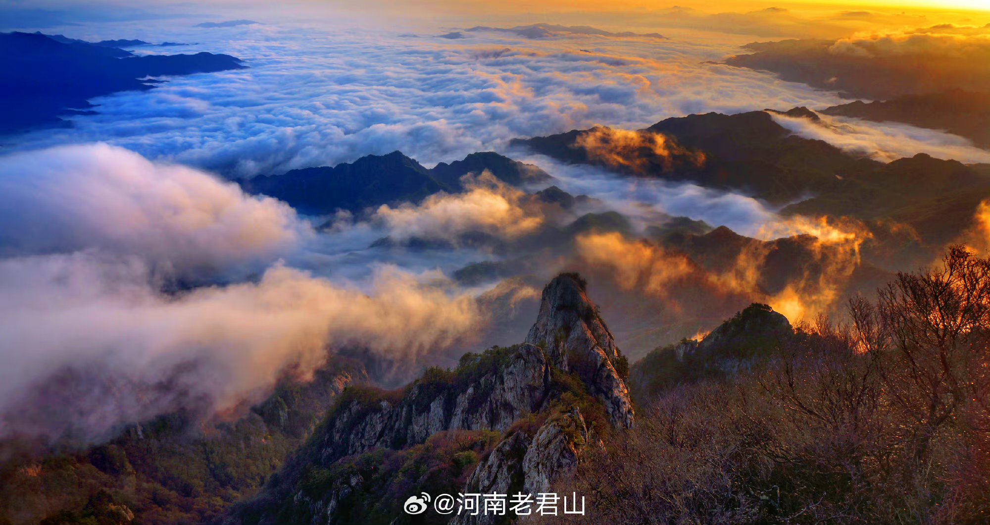 云里雾里老君山 里面风景如天上 雾里看花神秘现 里面宝塔云中间 老人