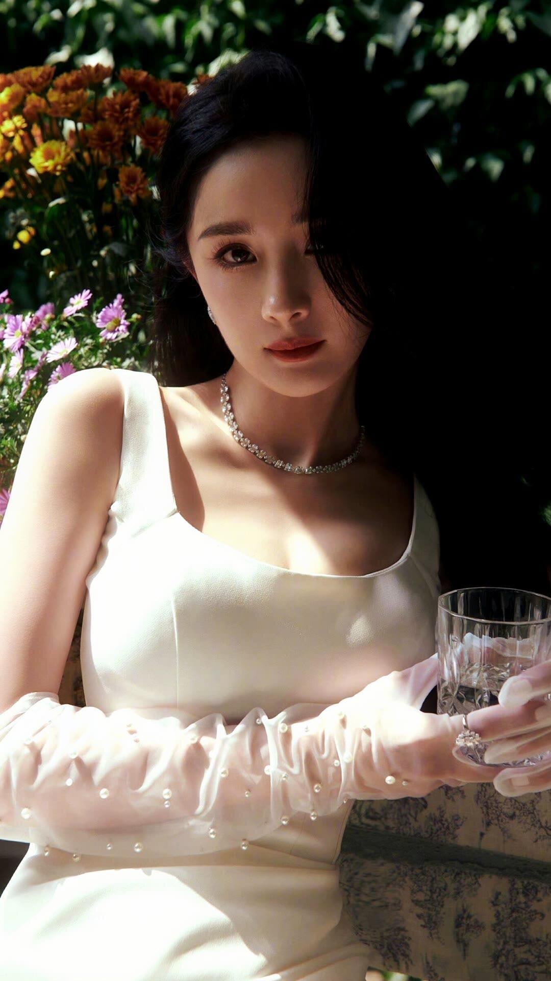 杨幂,作为中国娱乐圈的知名女演员,不仅在影视作品中有着出色的表现