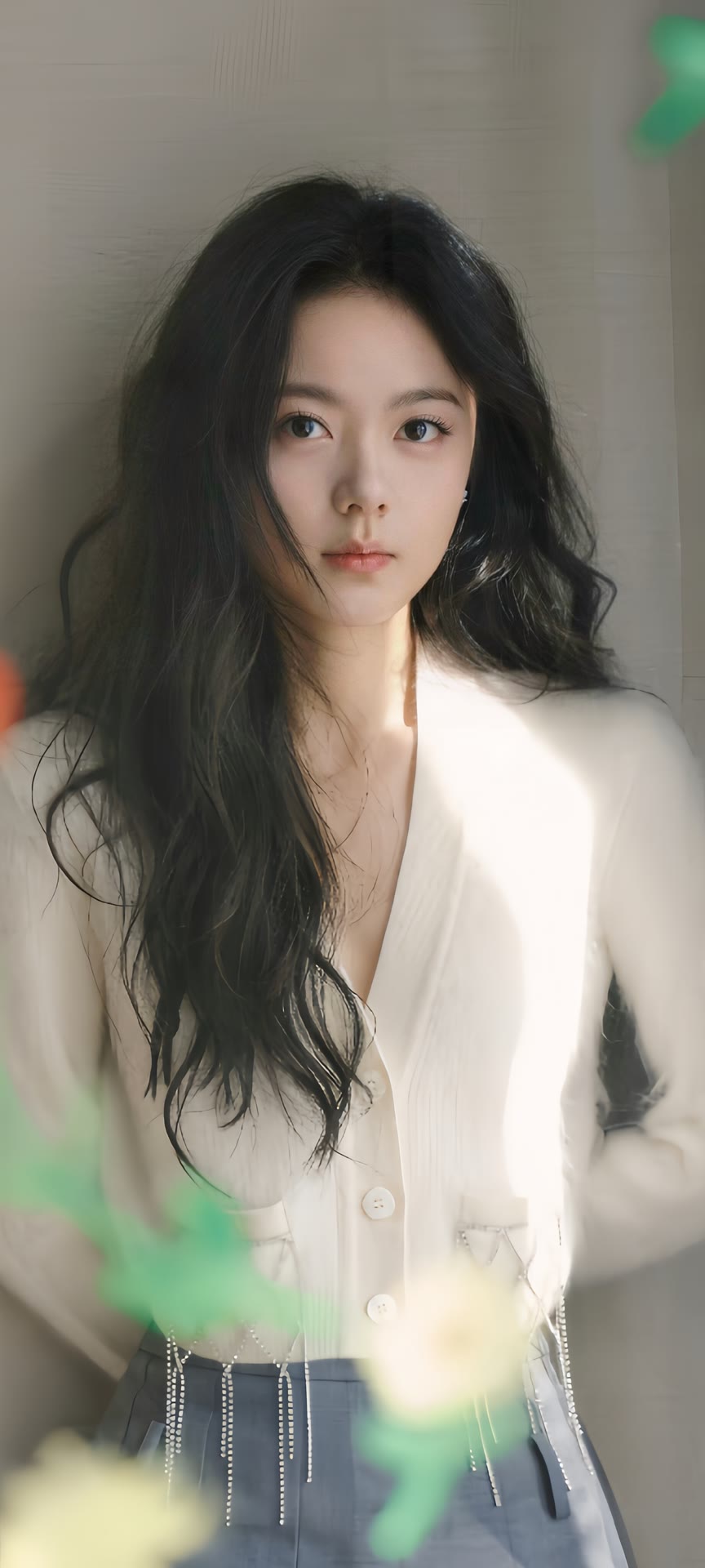 赵今麦是一位中国内地的年轻女演员,以其清新自然的外貌和多才多艺的