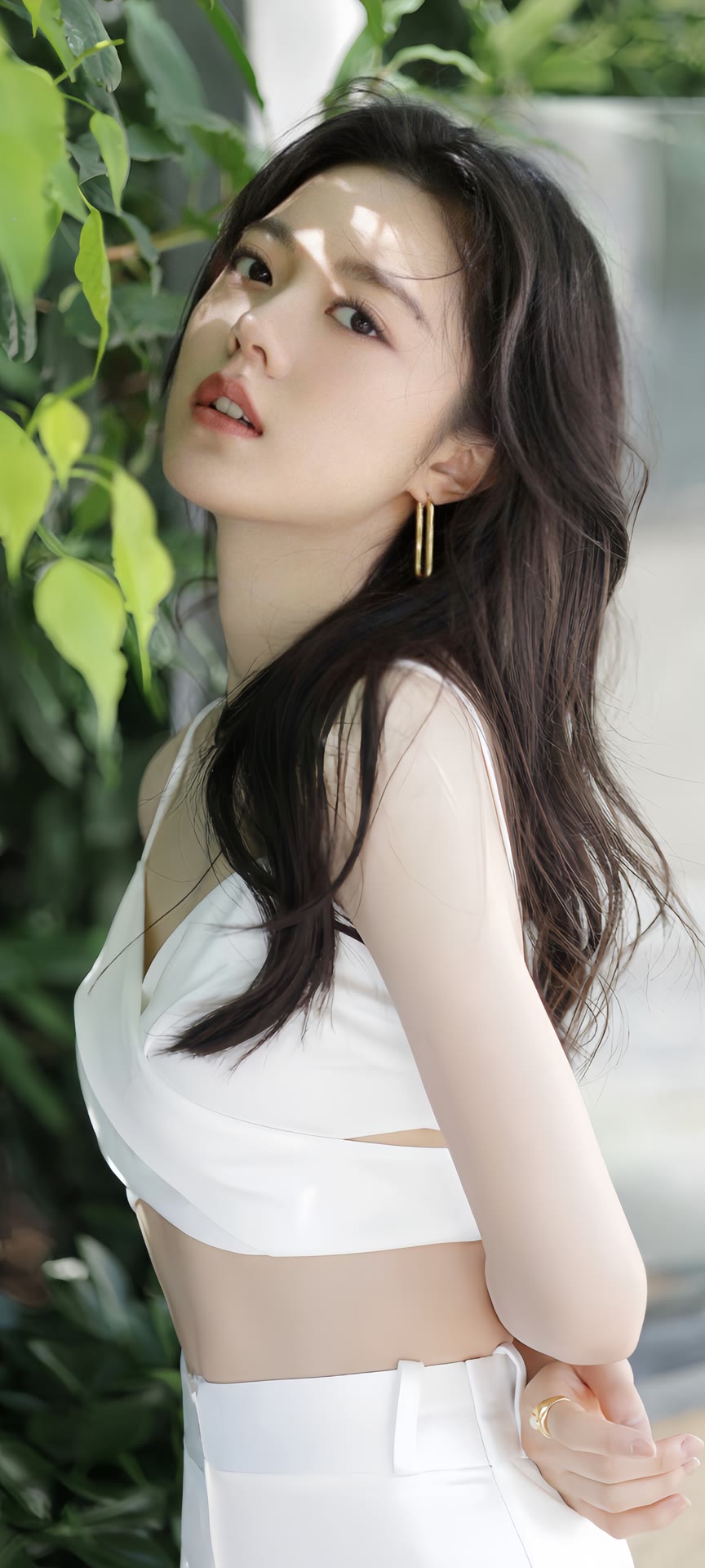 赵今麦是一位中国内地的年轻女演员,以其清新自然的外貌和多才多艺的