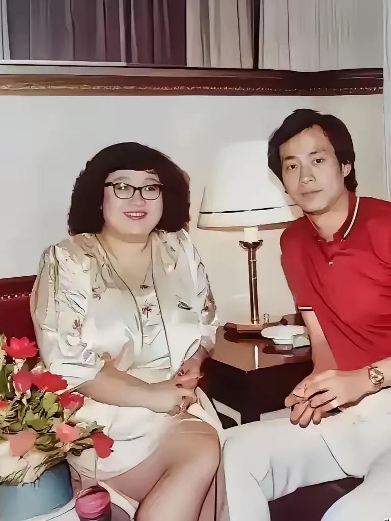 这是沈殿霞和郑少秋年轻时的合影照,沈殿霞虽然有些胖,看起来舒服,不