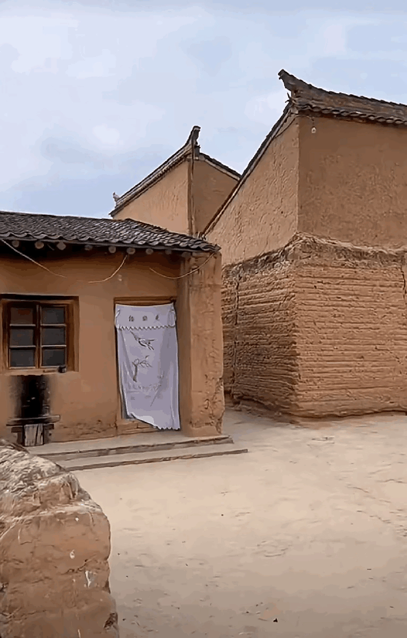 这些土坯房就像是一本活生生的历史书,记录着乡村的悠久历史