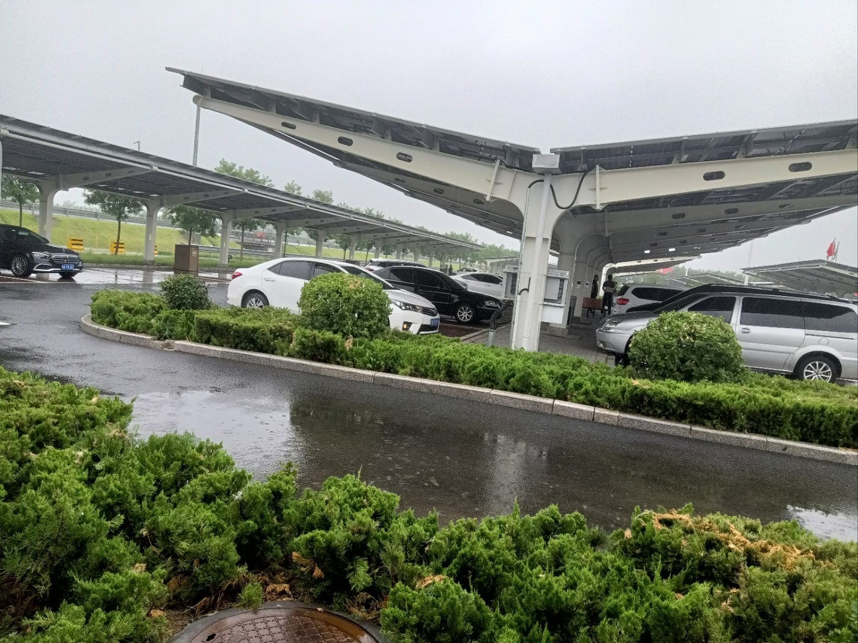 自驾游打卡……济青高速济南东服务区 最大亮点有车棚,顶棚是太阳能板
