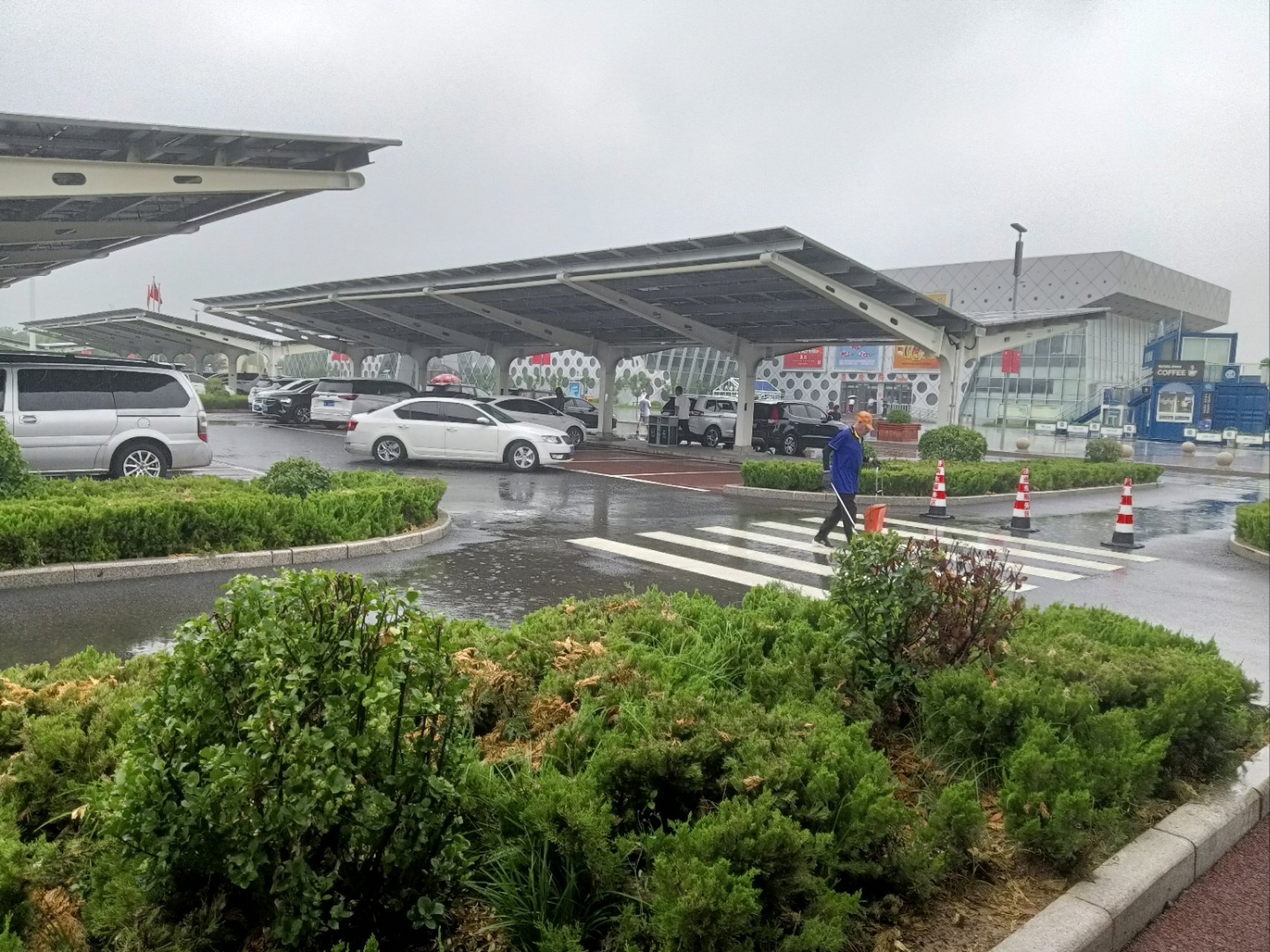 自驾游打卡……济青高速济南东服务区 最大亮点有车棚,顶棚是太阳能板