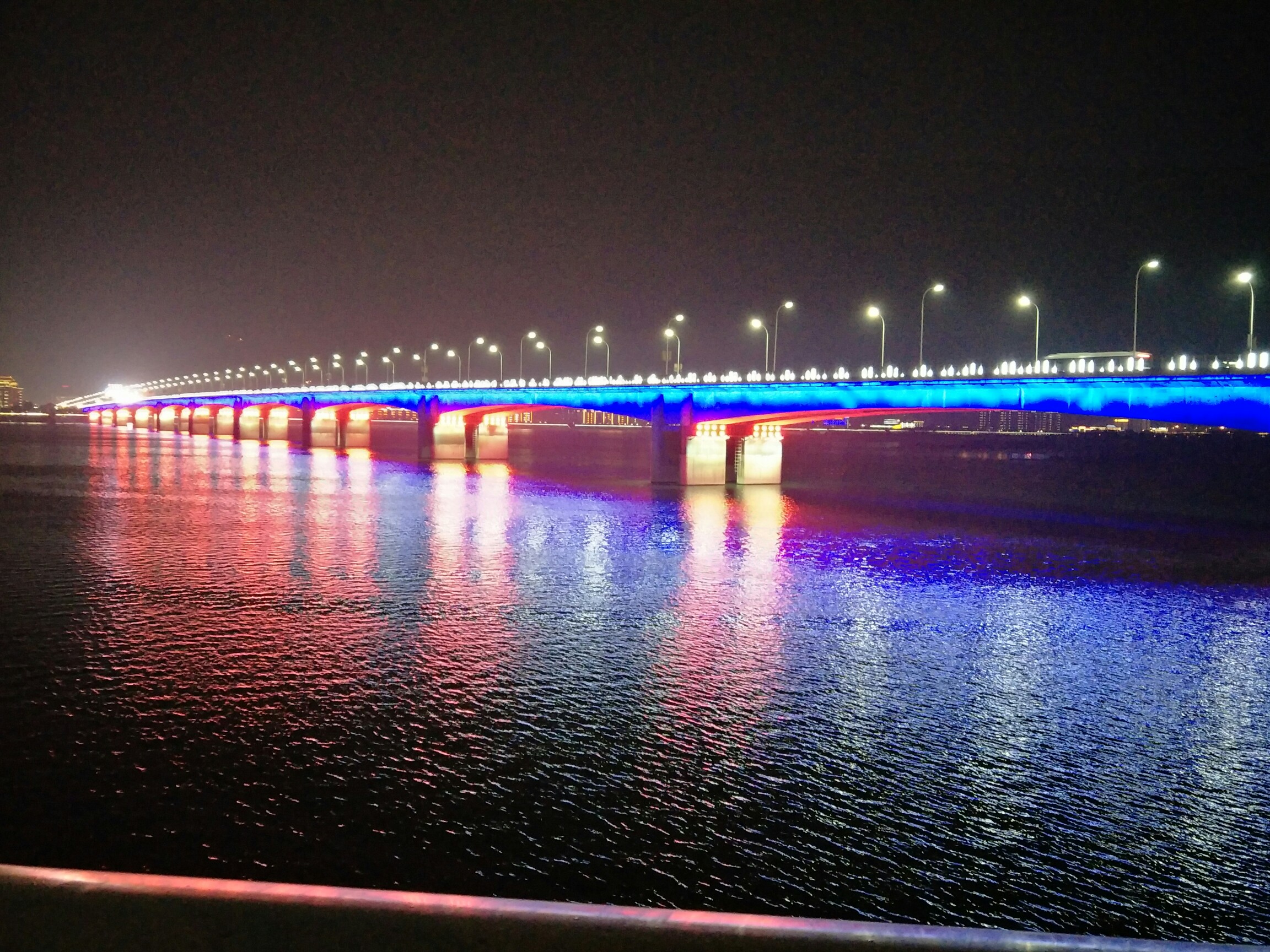 襄阳鱼梁洲夜景图片