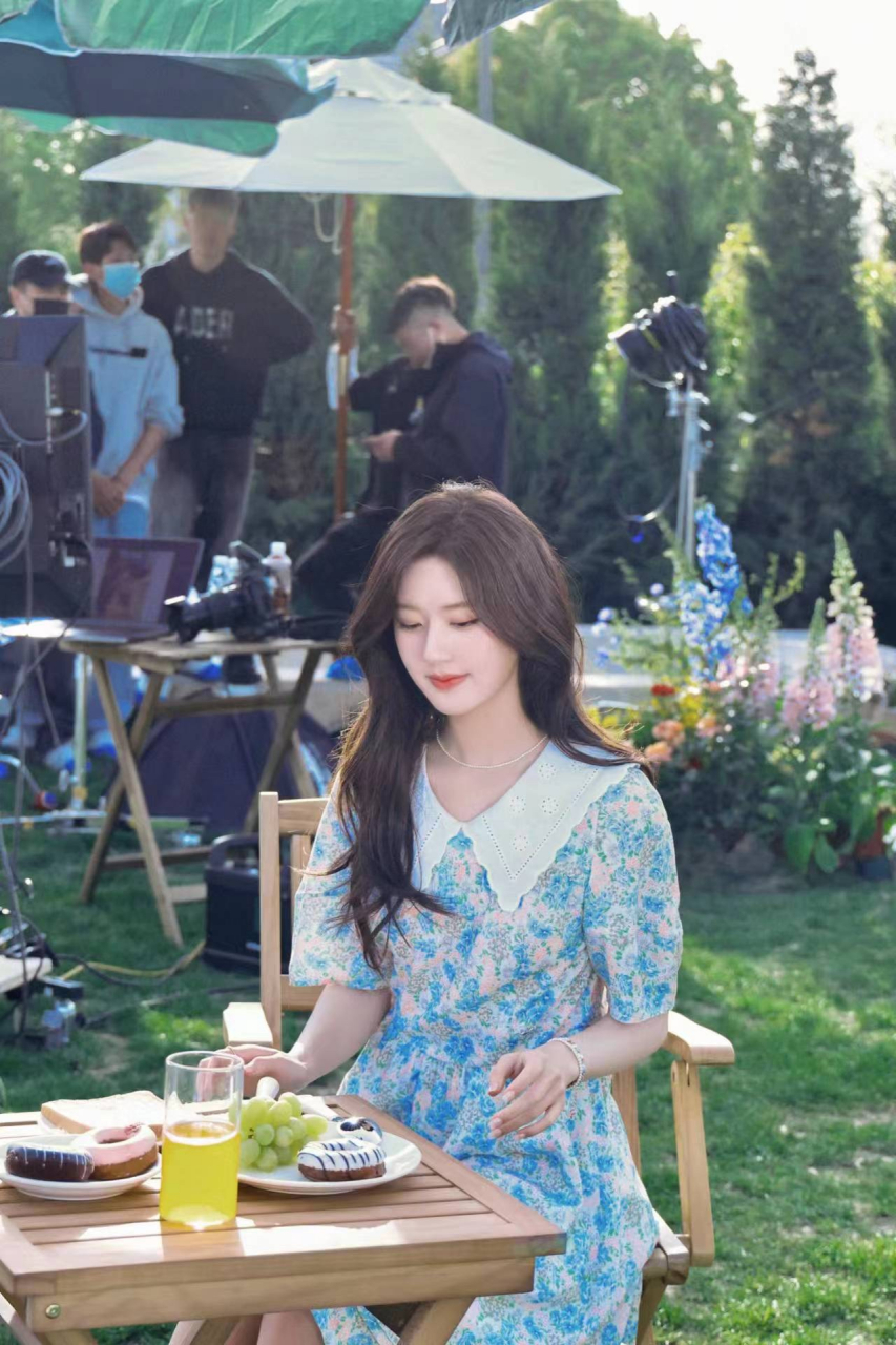 张艺兴的妈妈近来被他家粉丝骂得特别惨,粉丝觉得张妈妈管太多,拖累