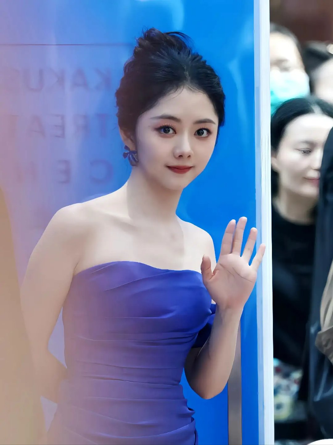 谭松韵穿蓝色抹胸裙优雅亮相,超美!#时尚# #明星# #穿搭